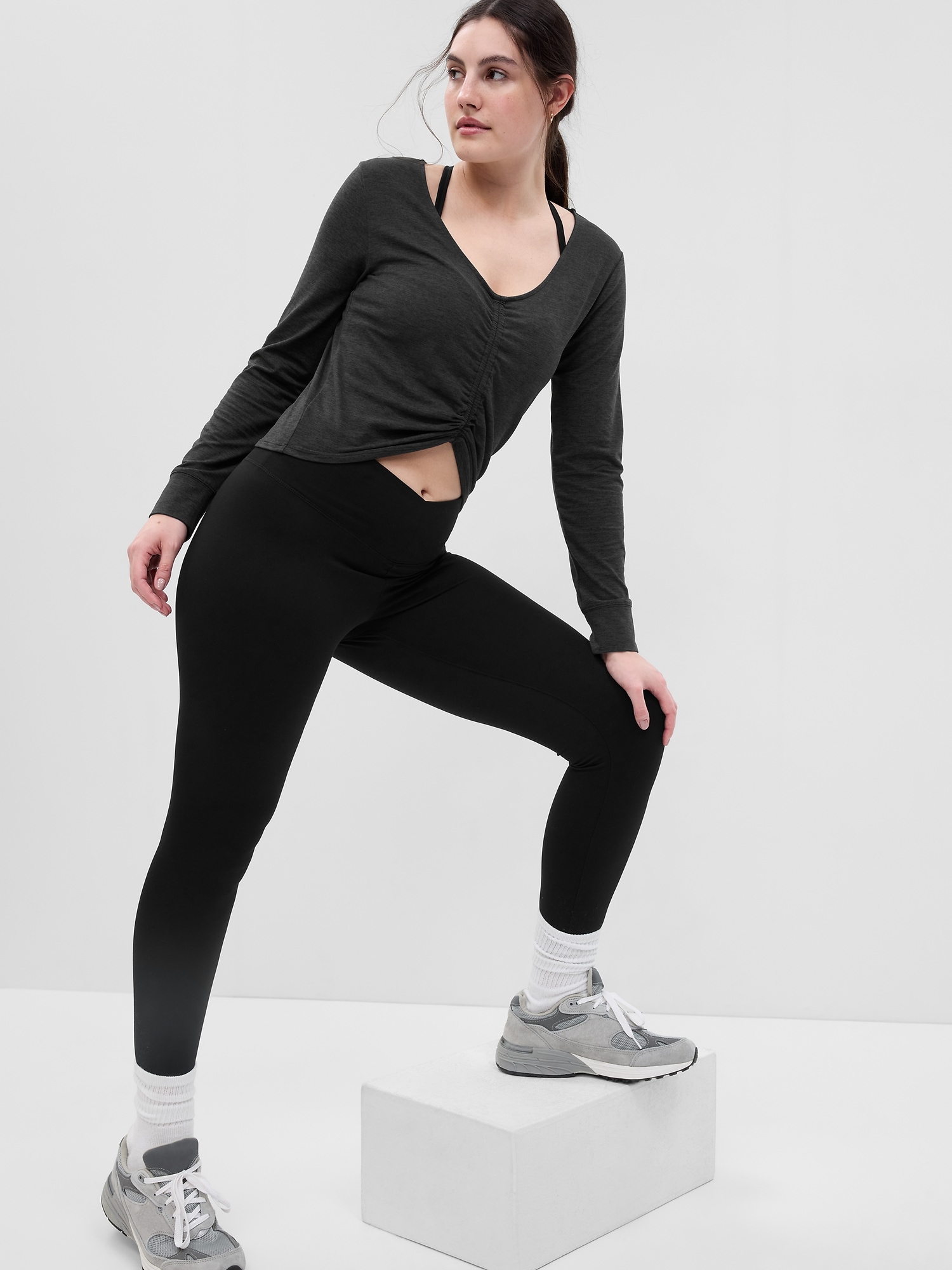 GapFit Sky High Rise Brushed Jersey V Front Leggings Gap