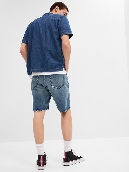 2 of 8 showing, with the color MEDIUM WASH of product '90s Loose Denim Shorts