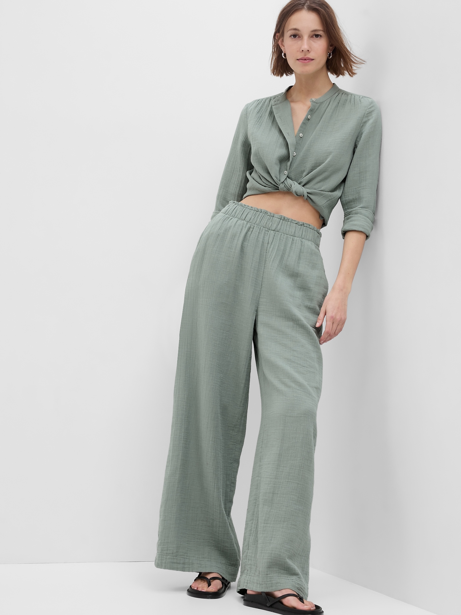 Gap Crinkle Gauze Wide-Leg Pants green. 1