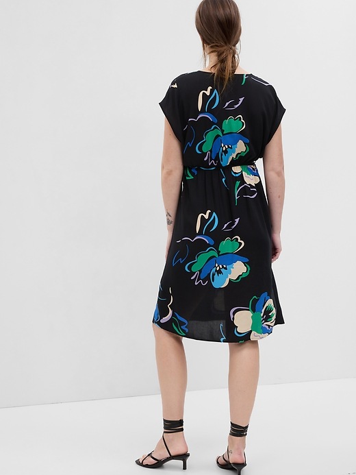2 of 8 showing, with the color black multi floral of product Maternity Tie-Waist Midi Dress