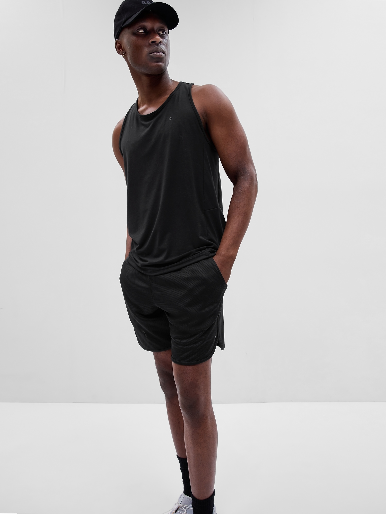 Gap Fit Active Tank Top black. 1