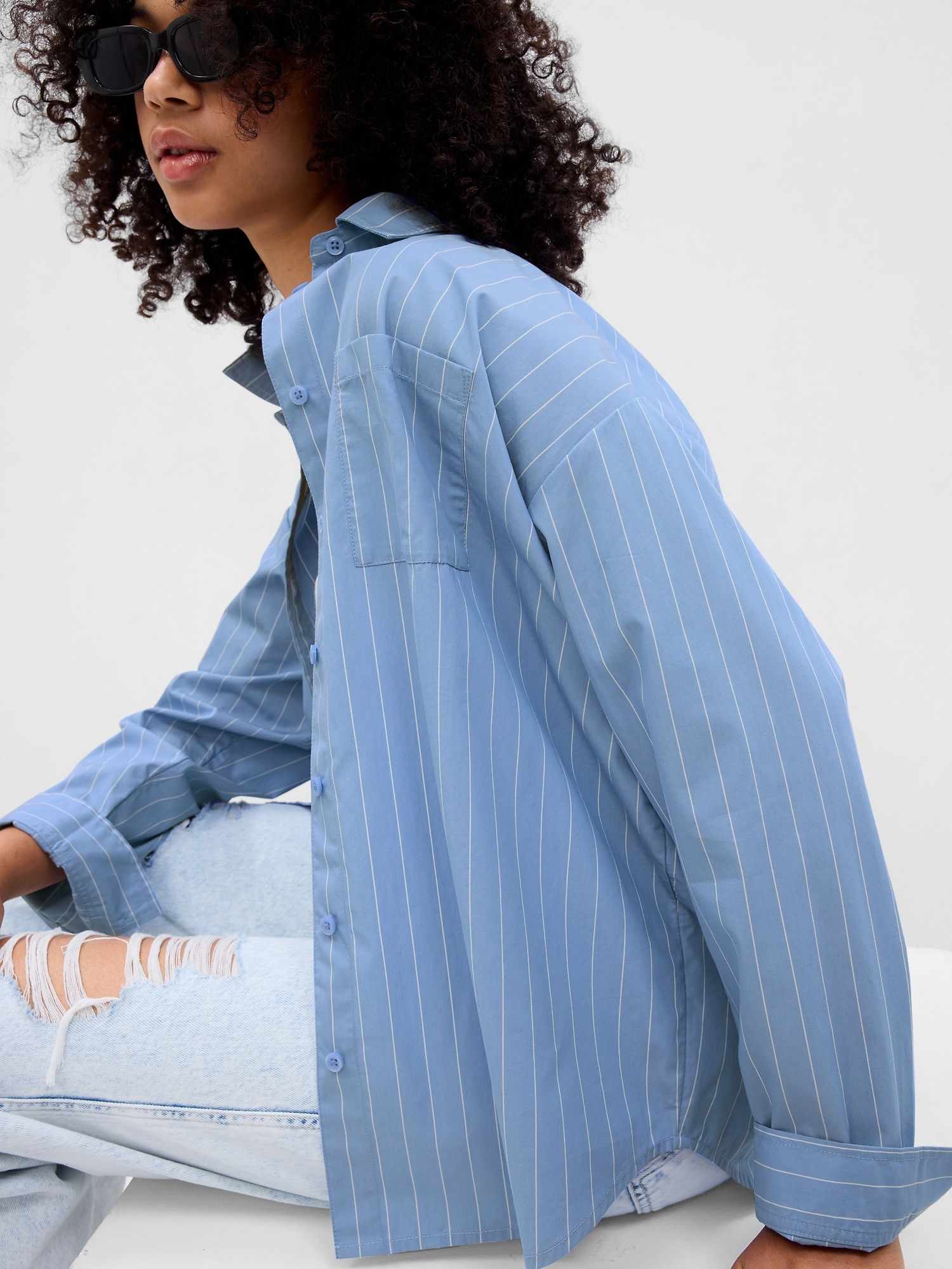 Gap blue and white striped shirt deals