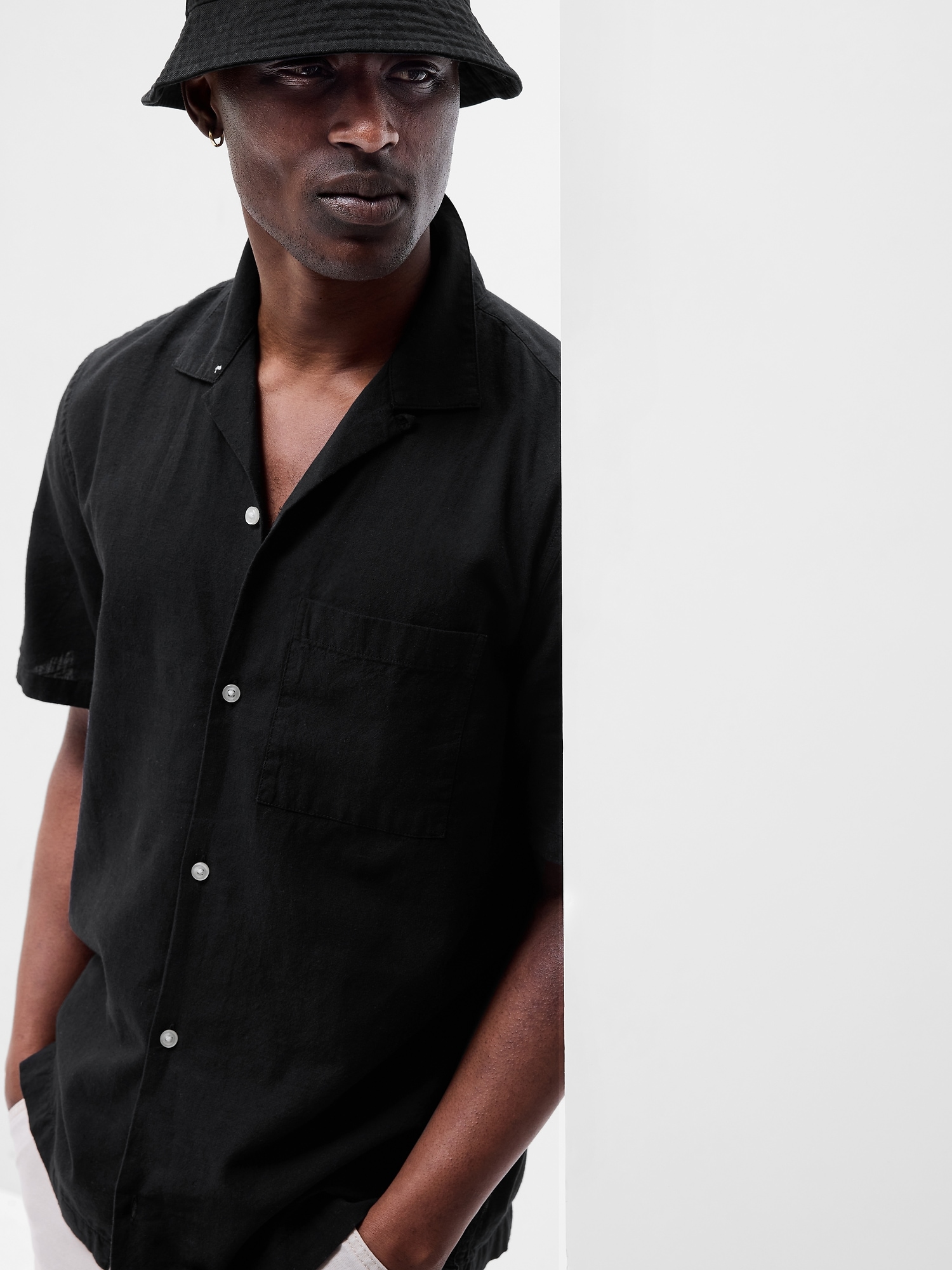 Gap Linen-Cotton Vacay Shirt black. 1