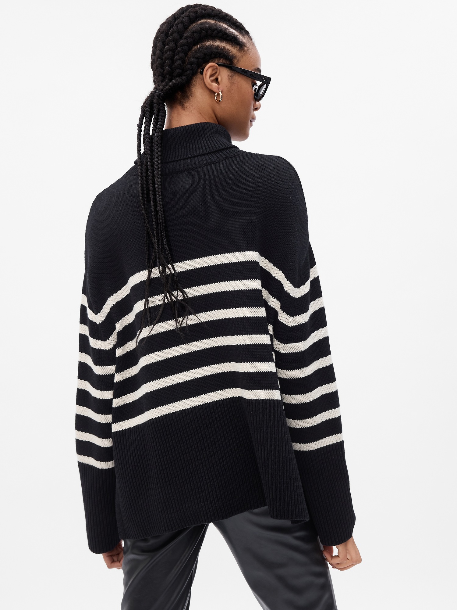 Женский свитер Gap 24/7 Split-Hem Turtleneck, цвет: Чёрный / Белый — фото 2