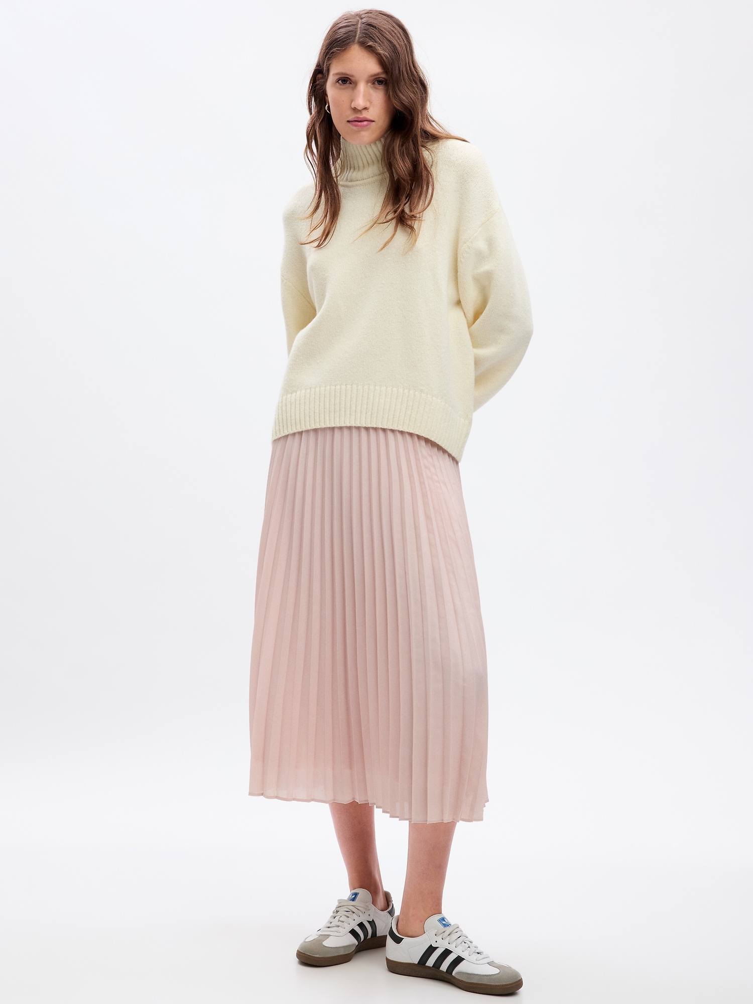 Metallic pleated skirt gap clearance