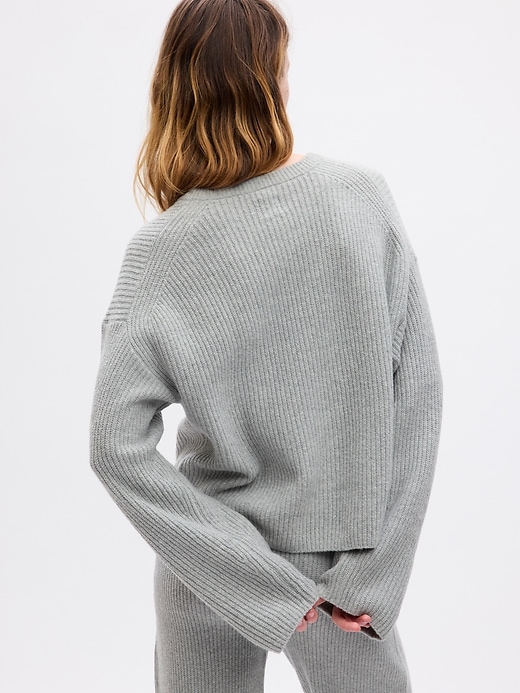 2 of 8 showing, with the color light heather gray of product CashSoft Shaker-Stitch Relaxed Sweater