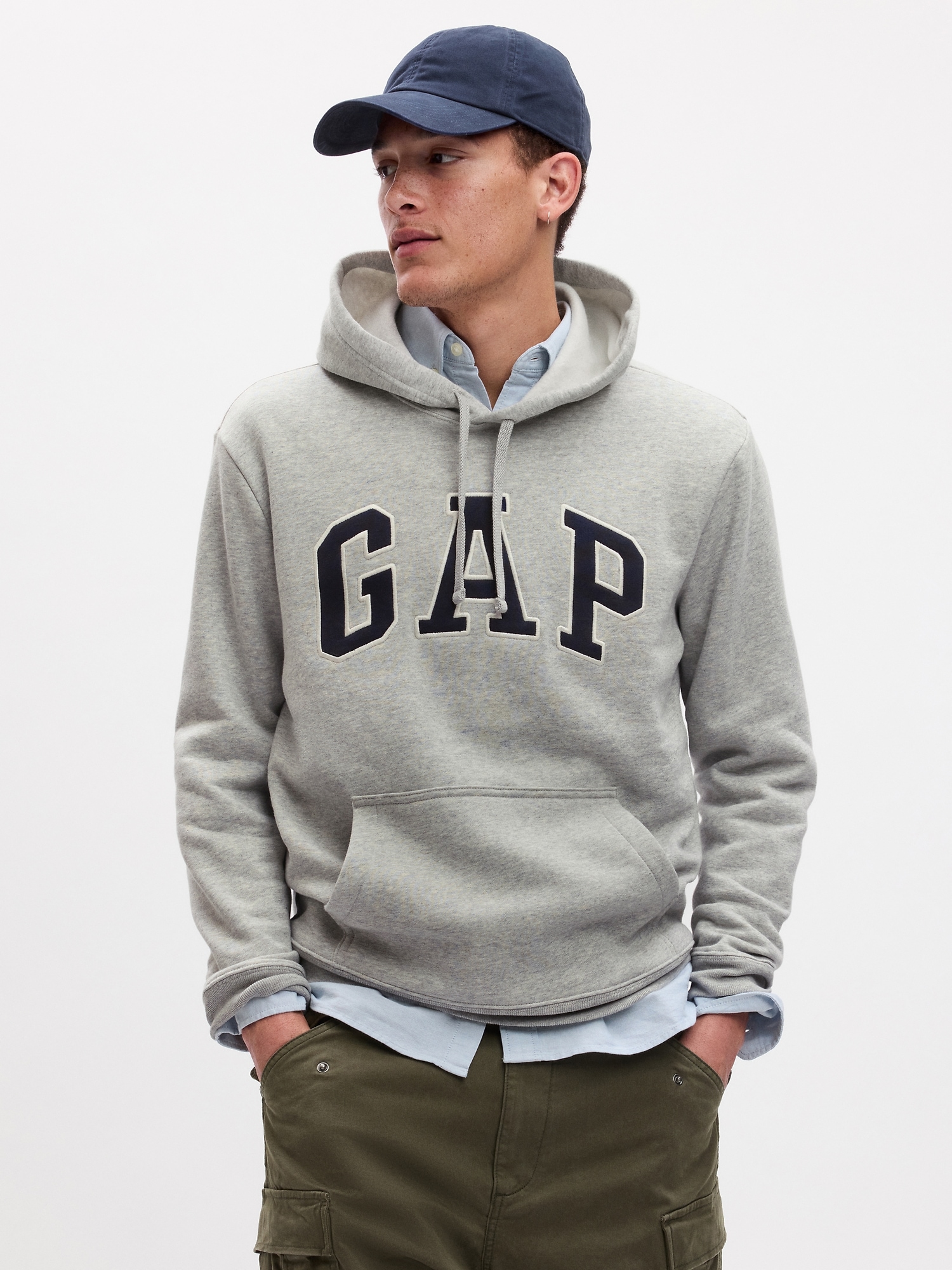 Gap Factory Sudadera con capucha con logotipo de arco de forro polar