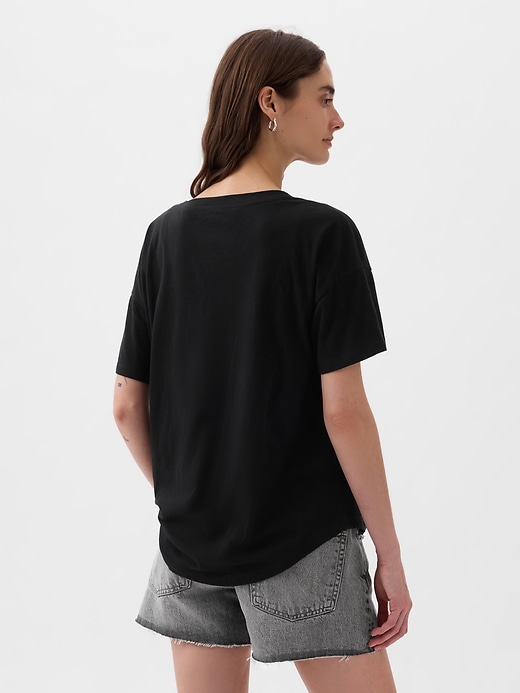 2 of 8 showing, with the color black of product Oversized Boyfriend T-Shirt