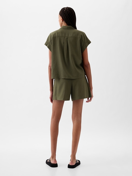 2 of 8 showing, with the color olive green of product Linen-Blend Cropped Shirt