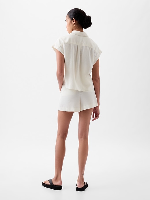 2 of 8 showing, with the color new off white of product Linen-Blend Cropped Shirt