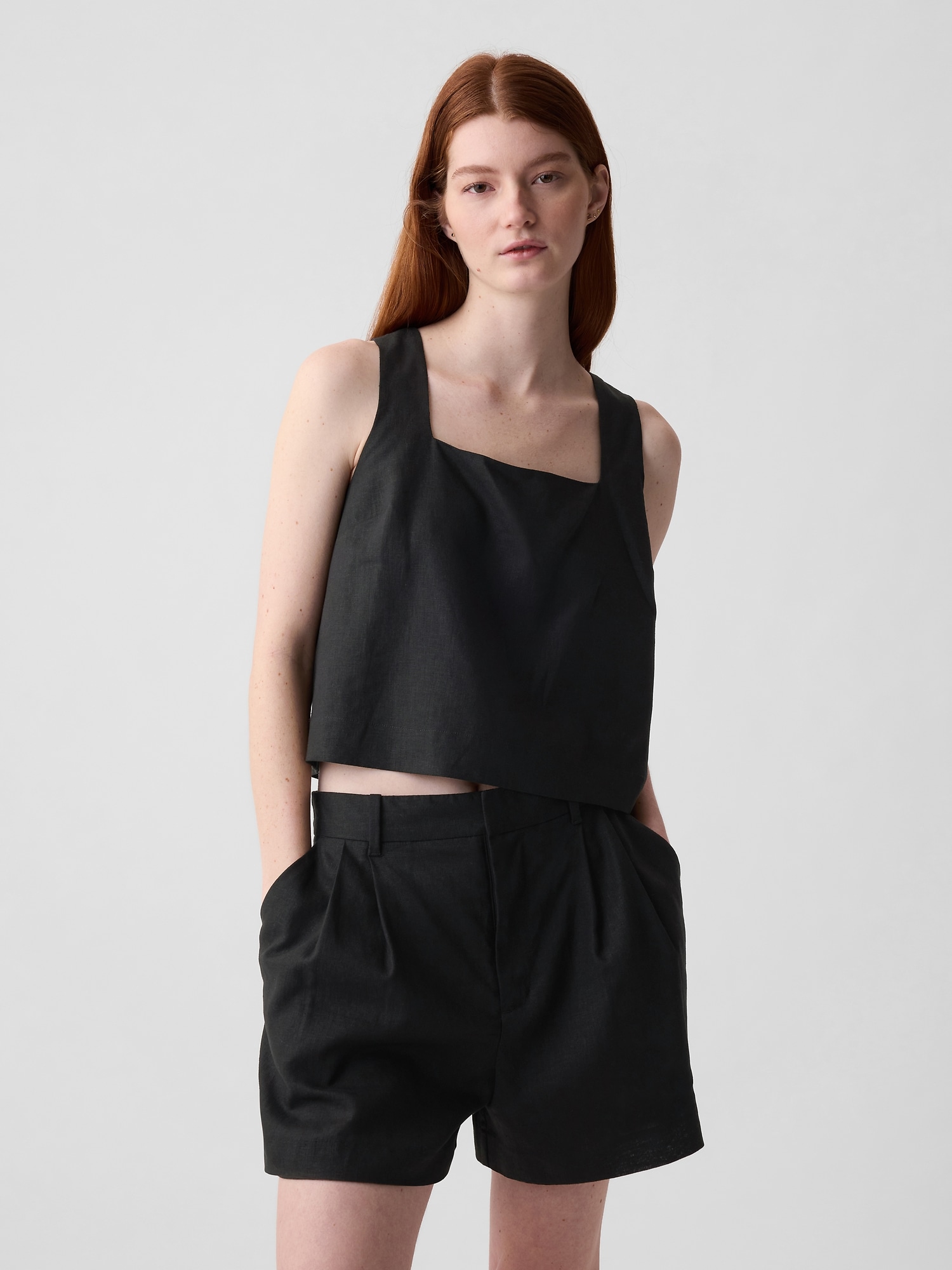 Gap Linen-blend Button-back Cropped Tank Top In Black