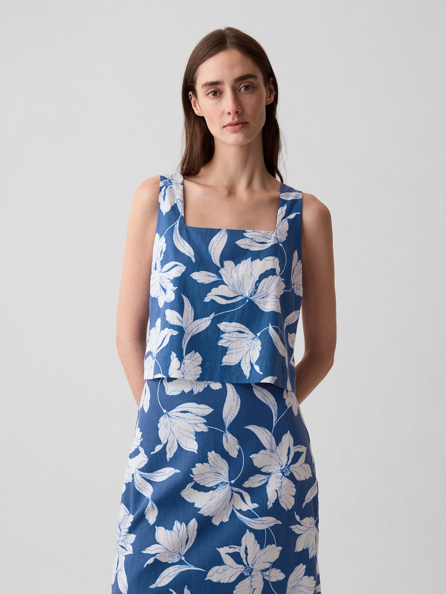 Shop Gap Linen-blend Button-back Cropped Tank Top In Blue & White Floral