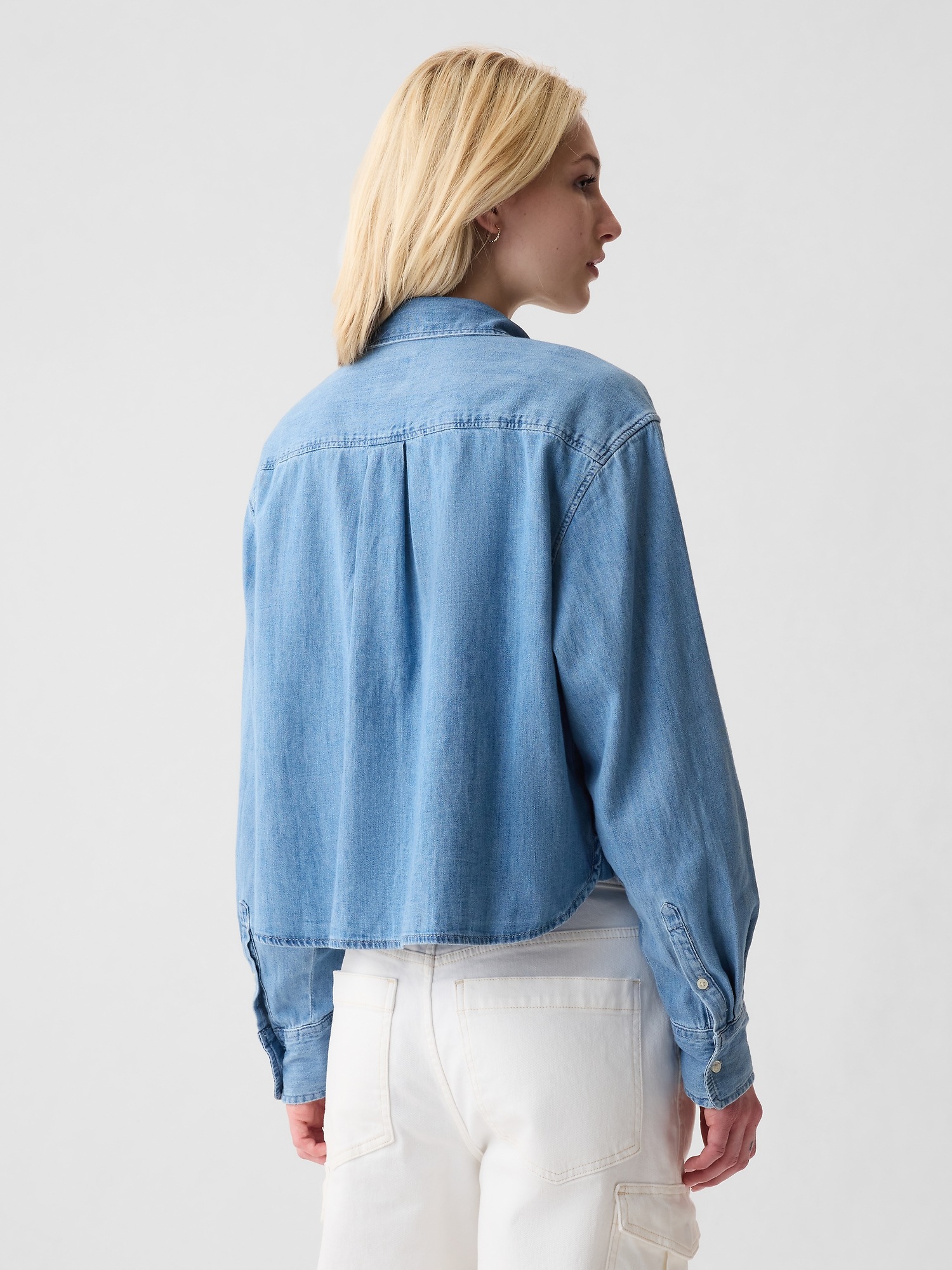 Женская рубашка Gap UltraSoft Denim Oversized Straight-Hem Crop Shirt, цвет: Светлая варка — фото 2