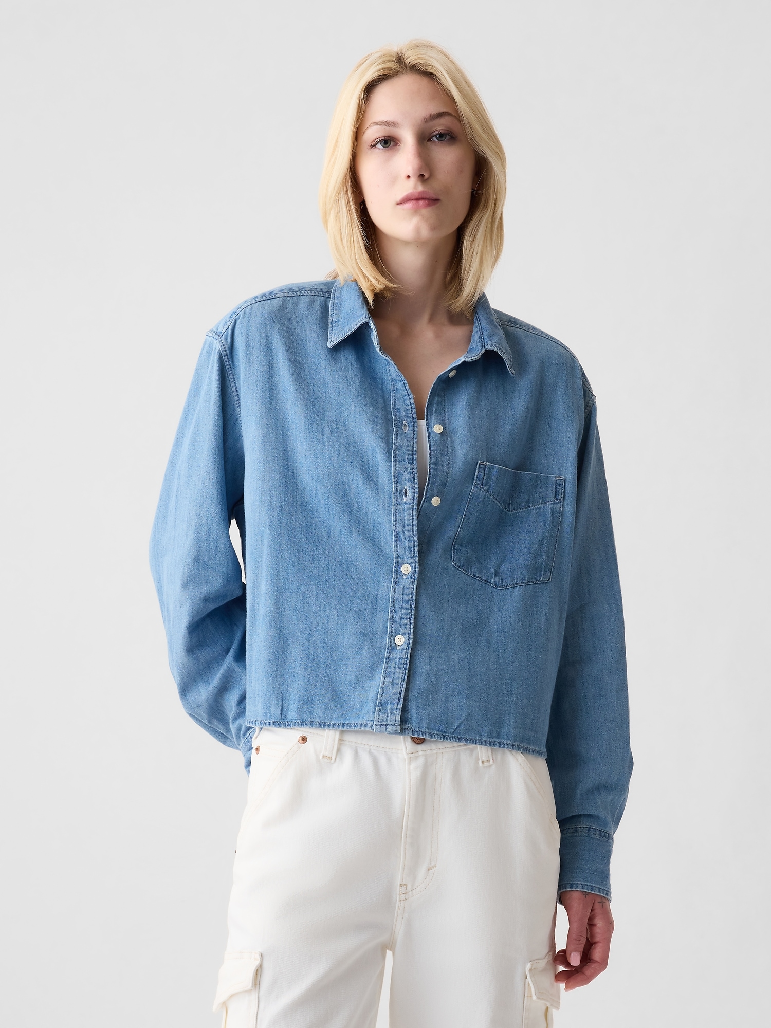 Женская рубашка Gap UltraSoft Denim Oversized Straight-Hem Crop Shirt, цвет: Светлая варка