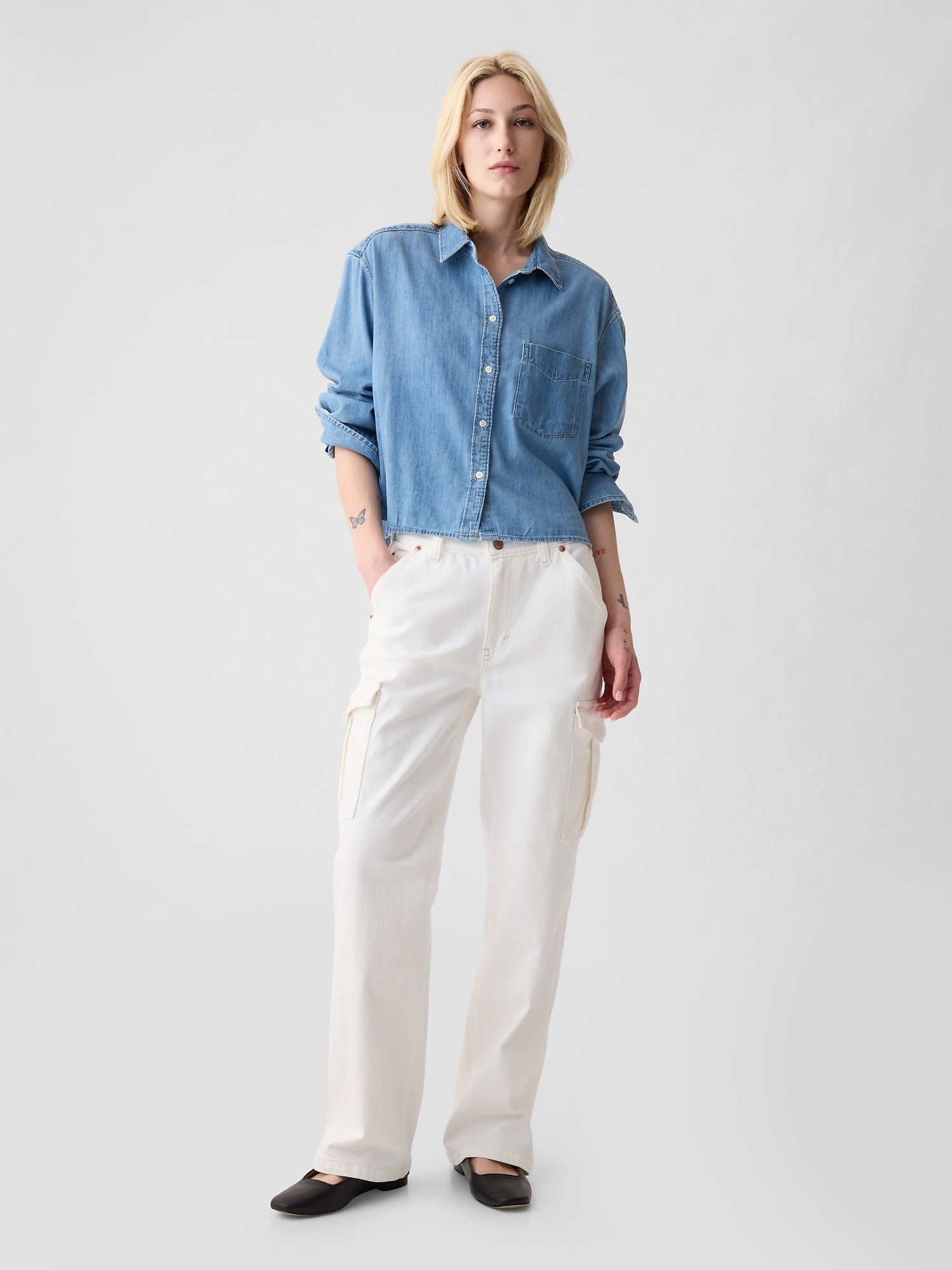 Женская рубашка Gap UltraSoft Denim Oversized Straight-Hem Crop Shirt, цвет: Светлая варка — фото 3