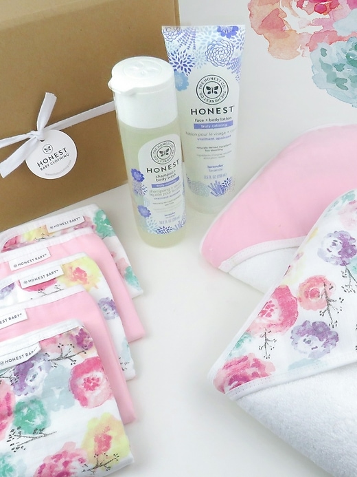 Image number 2 showing, Honest Baby Clothing Bubbles and Cuddles 9 Piece Bath Gift Set