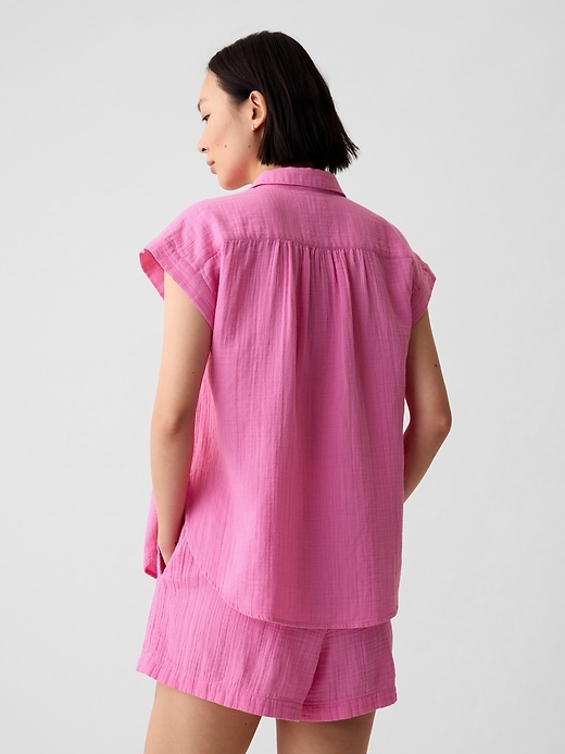 2 of 8 showing, with the color indie pink of product Crinkle Gauze Shirt