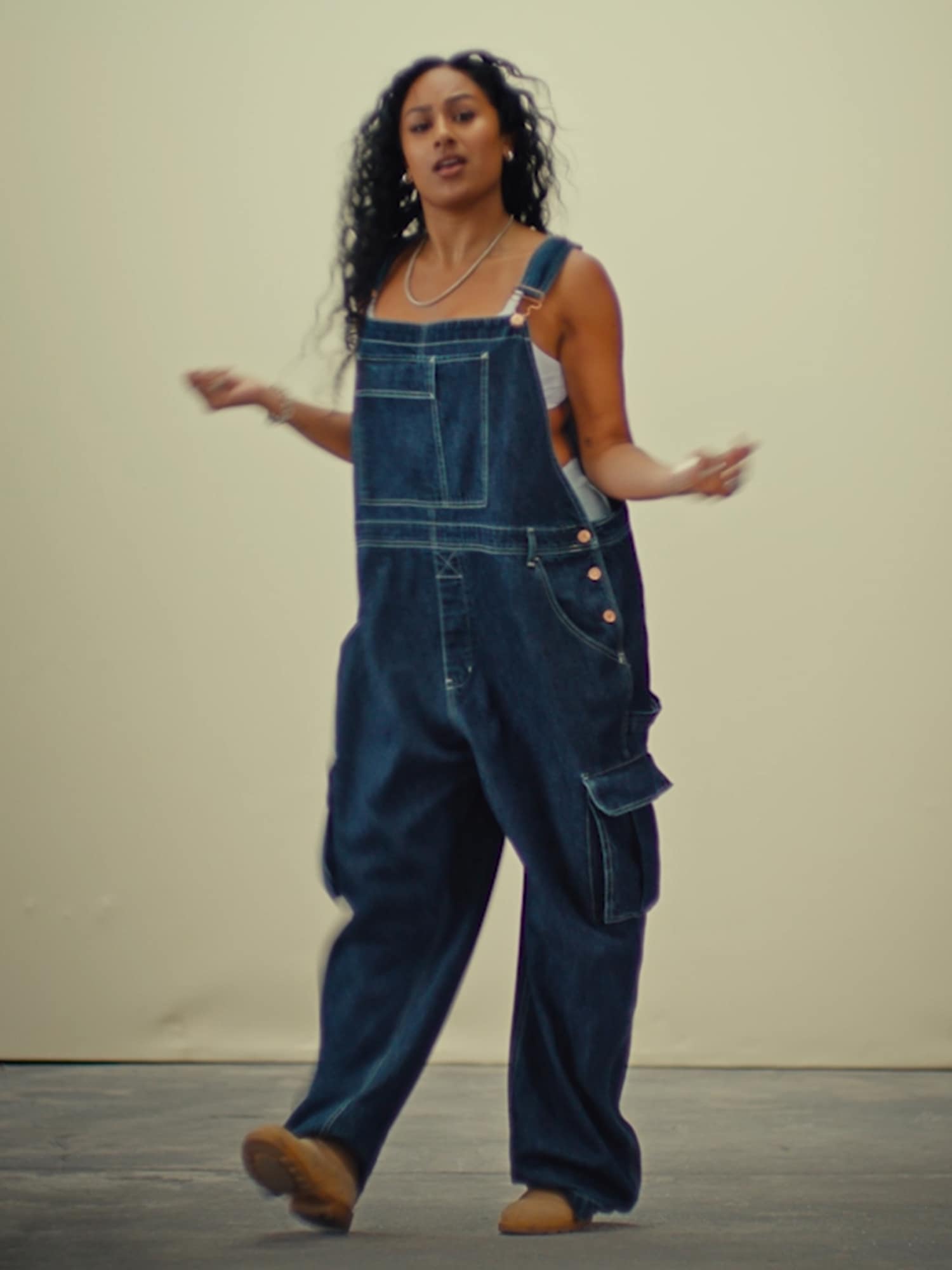 Женские комбинезоны Gap Relaxed Denim Cargo Overalls — фото 7
