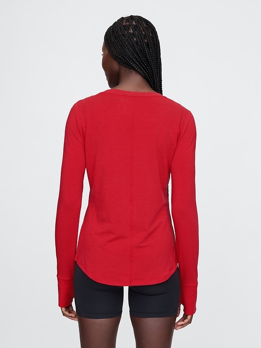 2 of 8 showing, with the color modern red of product GapFit Breathe T-Shirt