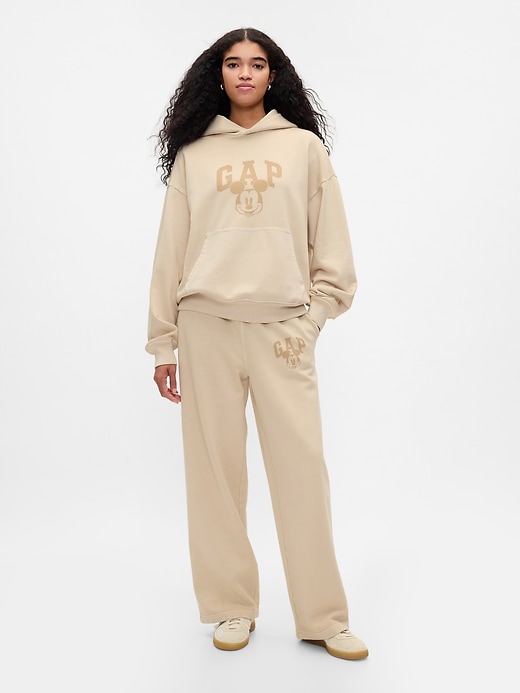 4 of 8 showing, with the color Bedrock beige of product Gap × Disney Logo Baggy Sweatpants