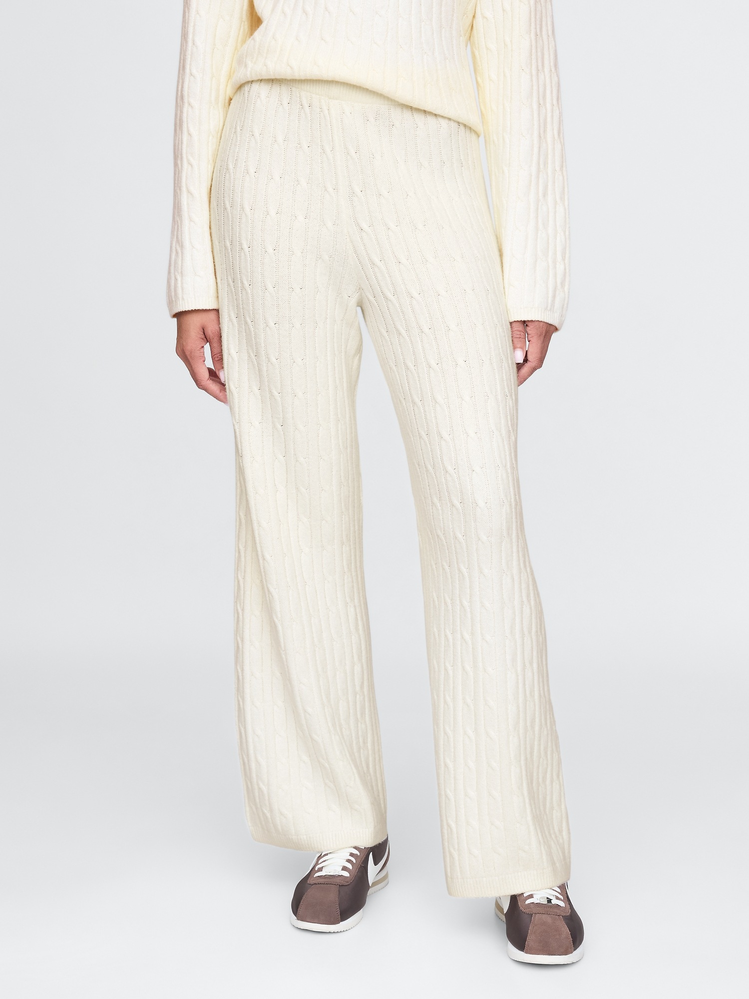 Женские брюки Gap CashSoft Cable-Knit Sweater Pants, цвет: Кремовый бежевый — фото 2