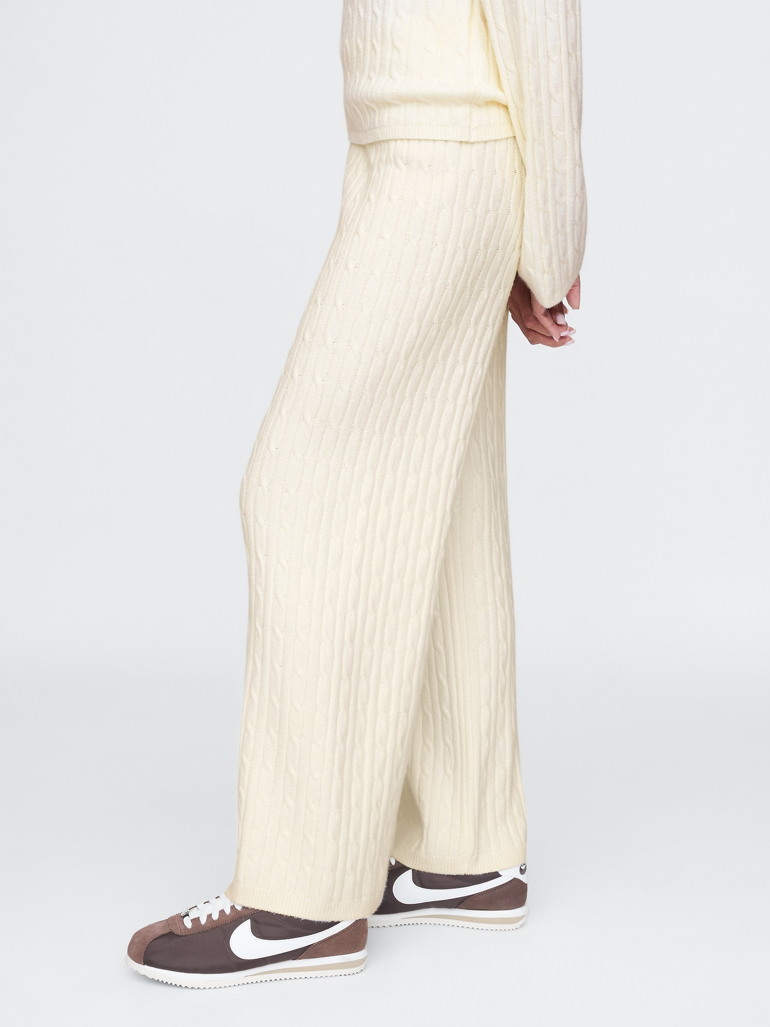 Женские брюки Gap CashSoft Cable-Knit Sweater Pants, цвет: Кремовый бежевый — фото 3