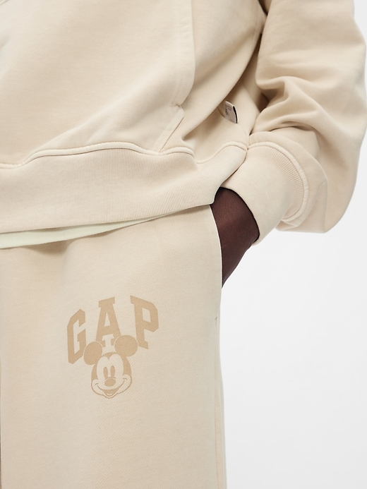 5 of 8 showing, with the color Bedrock beige of product Gap × Disney Logo Baggy Sweatpants