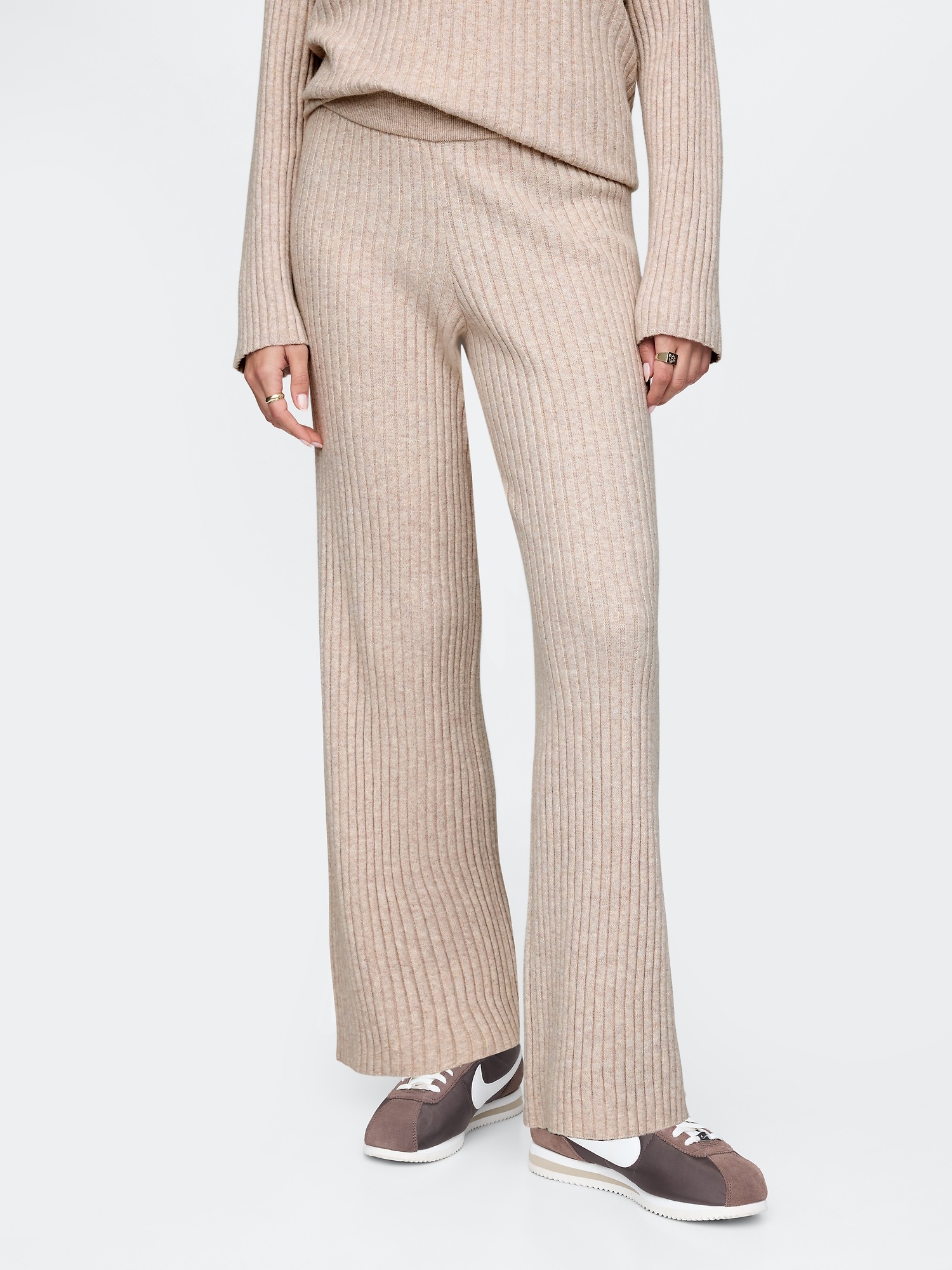 Женские брюки Gap CashSoft Wide Rib Sweater Pants, цвет: Бежевый — фото 2