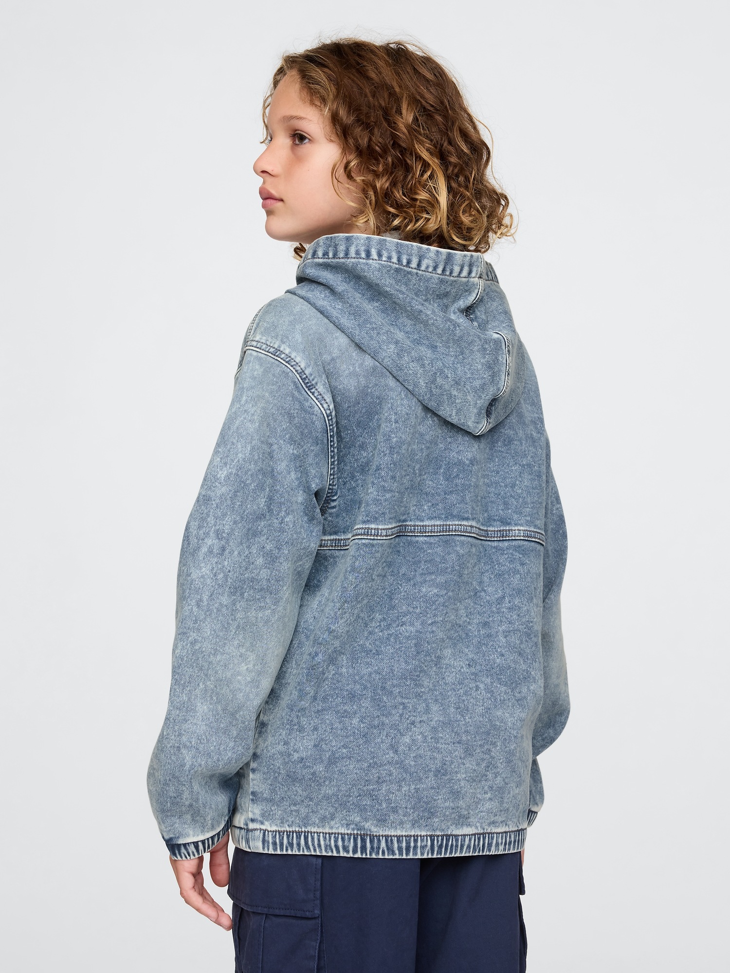 Детская куртка Gap UltraSoft Denim Hooded, цвет: Светлая варка индиго — фото 2