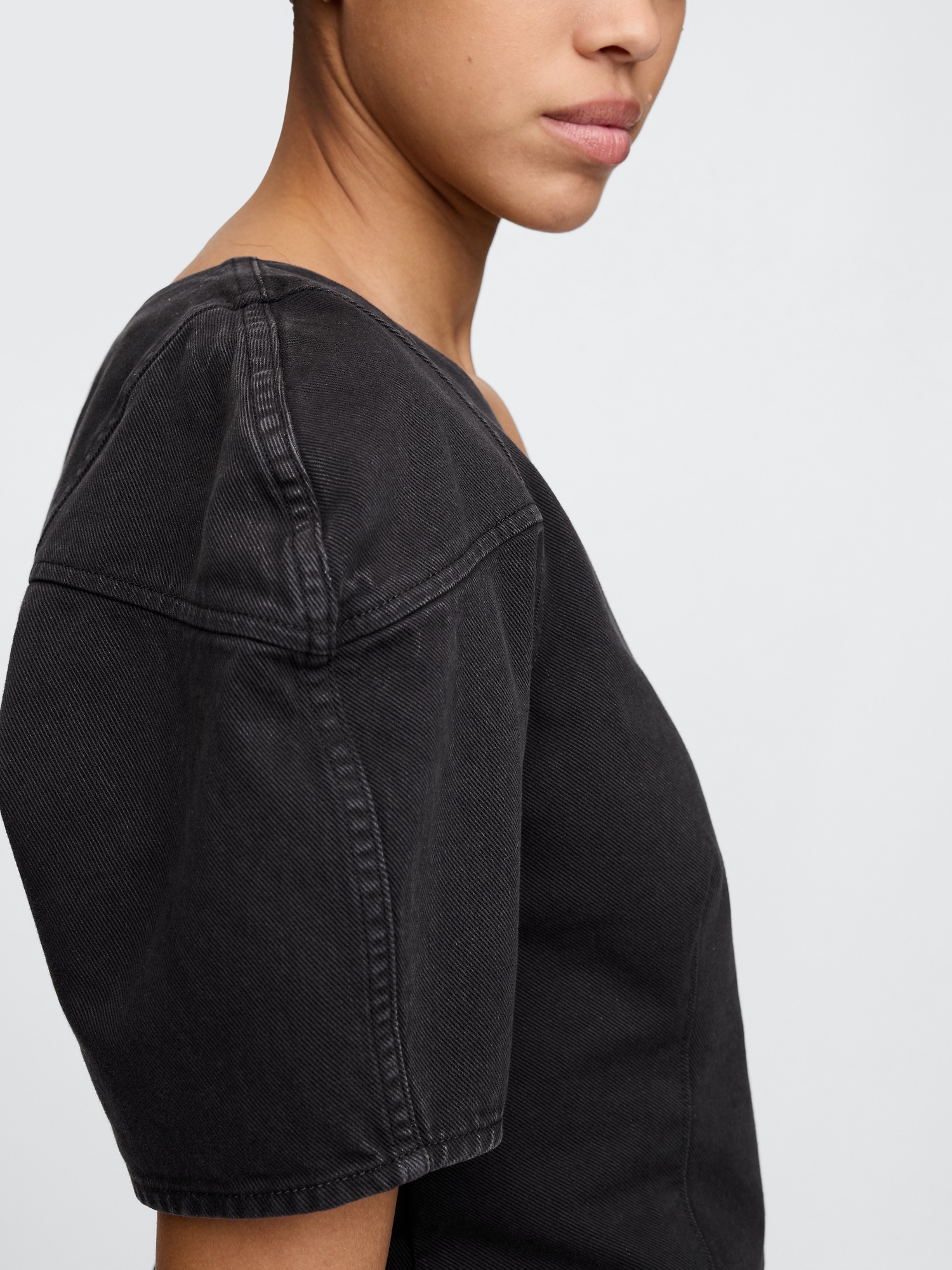 Женская рубашка Gap Cropped Puff-Sleeve Denim Shirt, цвет: Насыщенный чёрный — фото 4