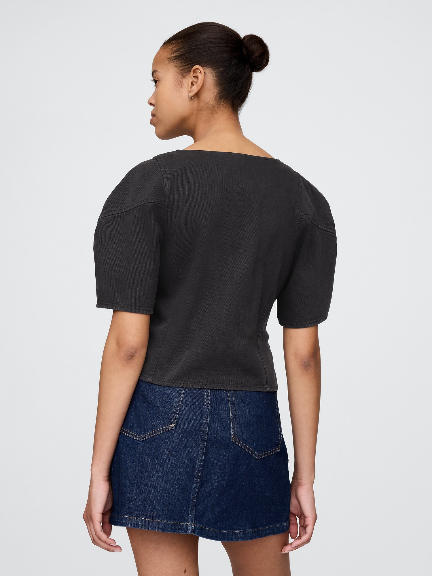 Женская рубашка Gap Cropped Puff-Sleeve Denim Shirt, цвет: Насыщенный чёрный — фото 2