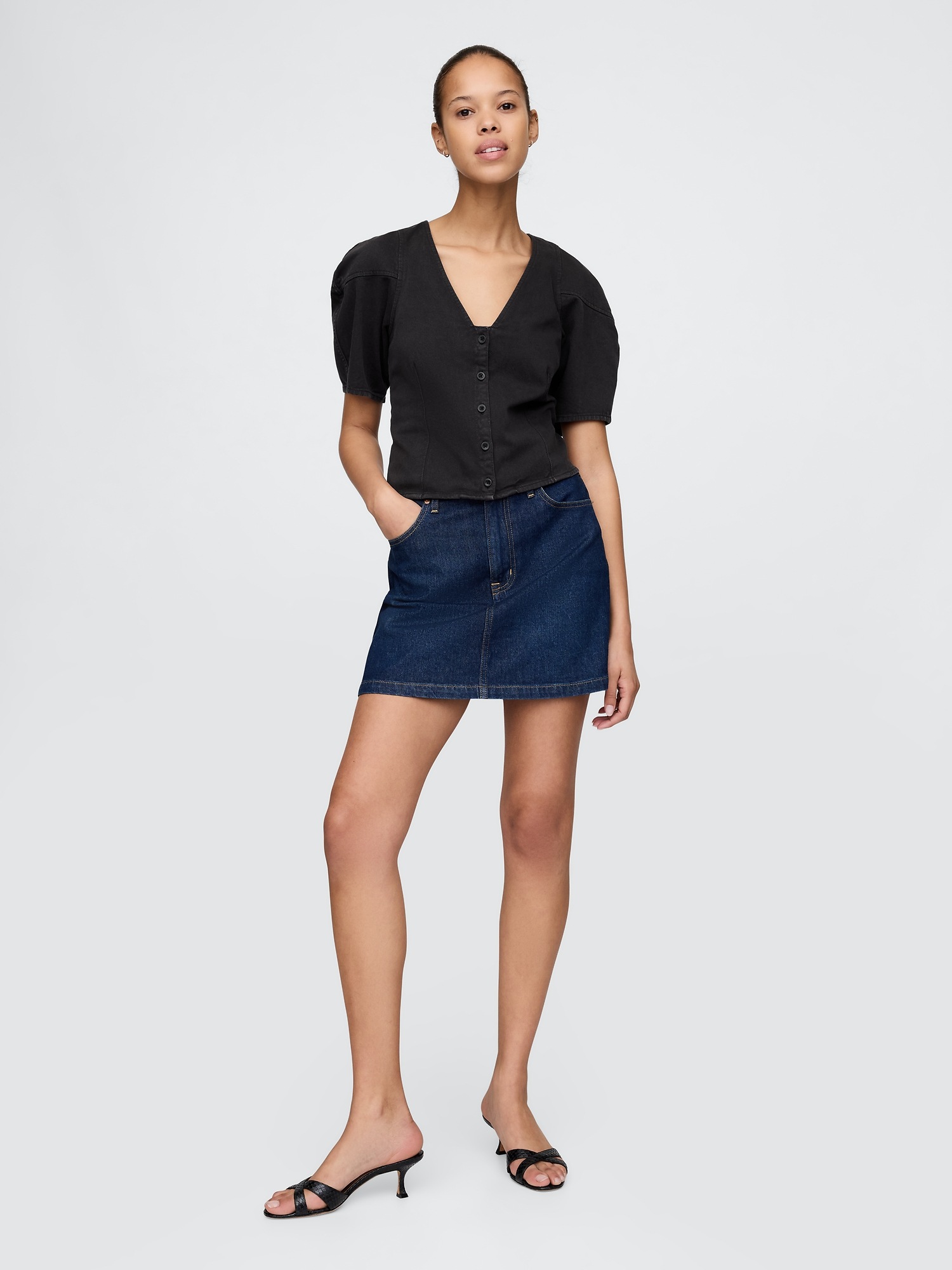Женская рубашка Gap Cropped Puff-Sleeve Denim Shirt, цвет: Насыщенный чёрный — фото 3