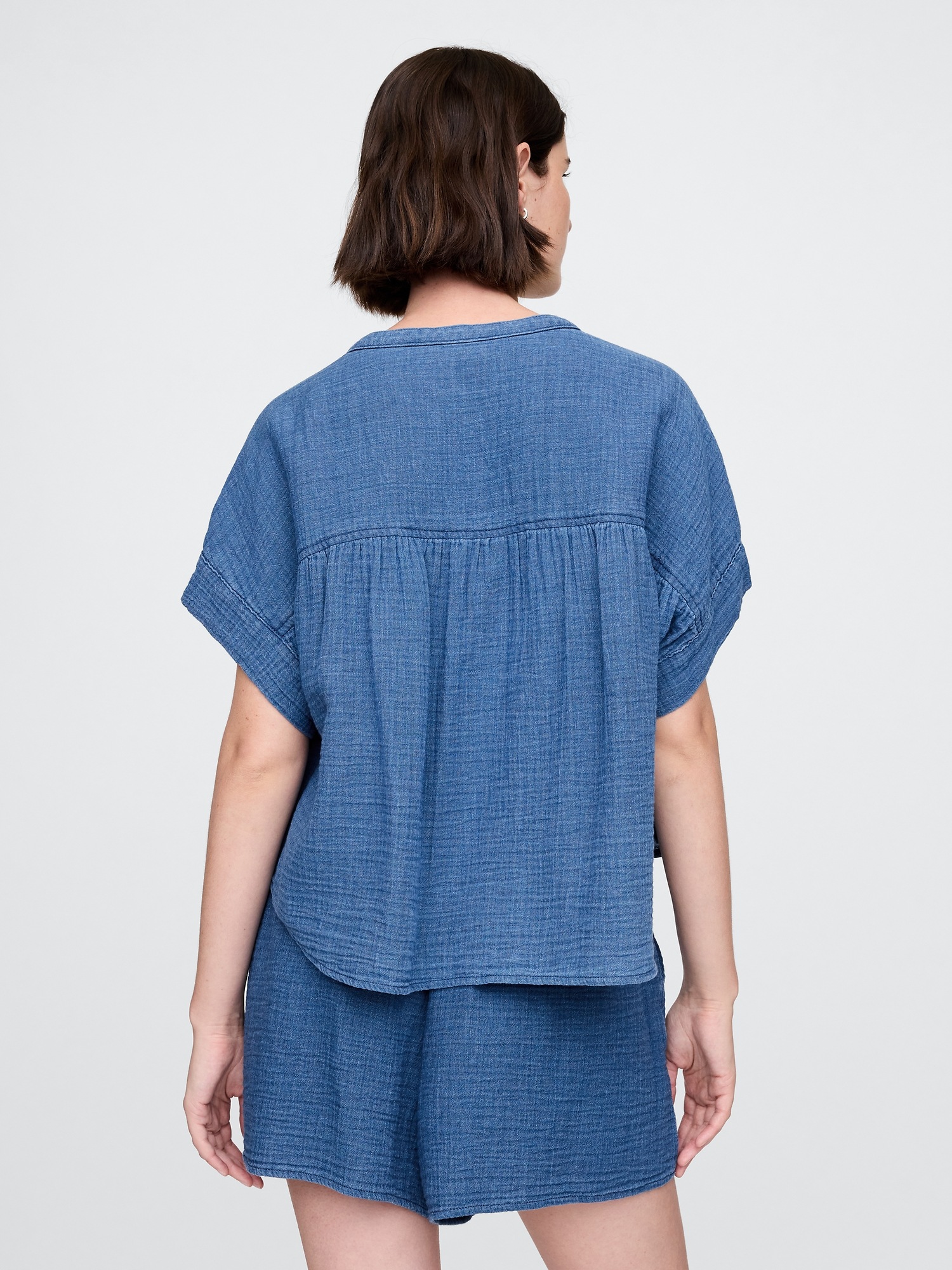 Женская рубашка Gap Cotton Gauze Denim Shirt, цвет: Средняя варка — фото 3