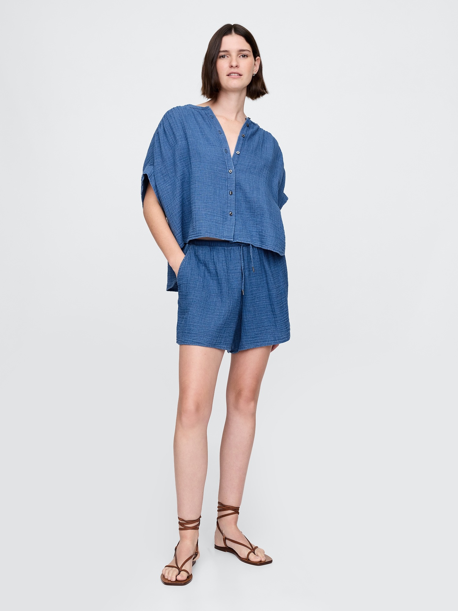 Женская рубашка Gap Cotton Gauze Denim Shirt, цвет: Средняя варка — фото 2