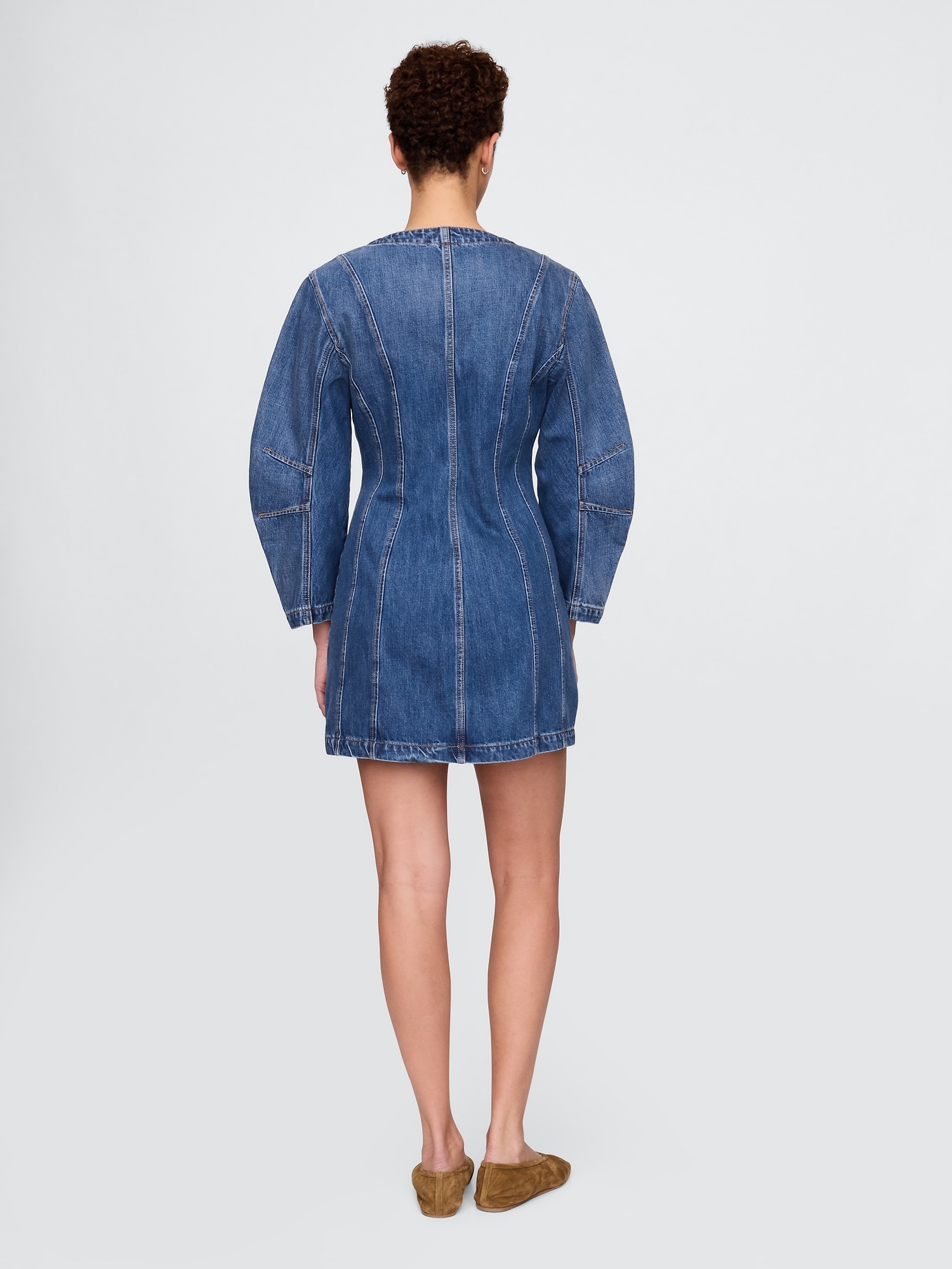 Женское платье Gap Denim Barrel-Sleeve Mini, цвет: Средняя варка — фото 2