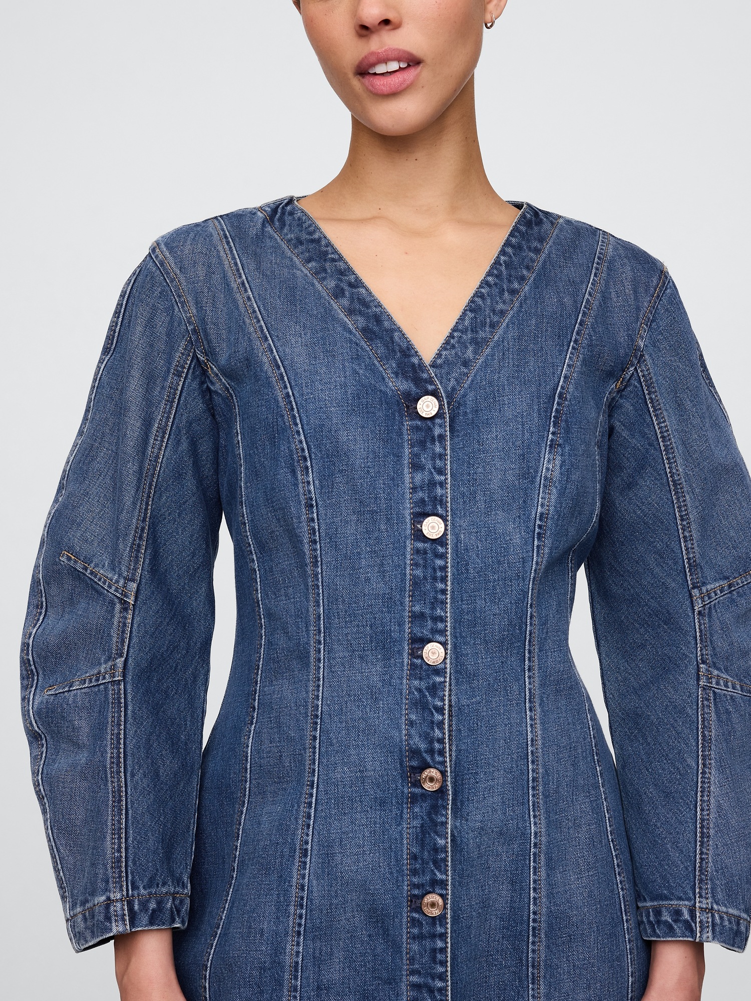 Женское платье Gap Denim Barrel-Sleeve Mini, цвет: Средняя варка — фото 4