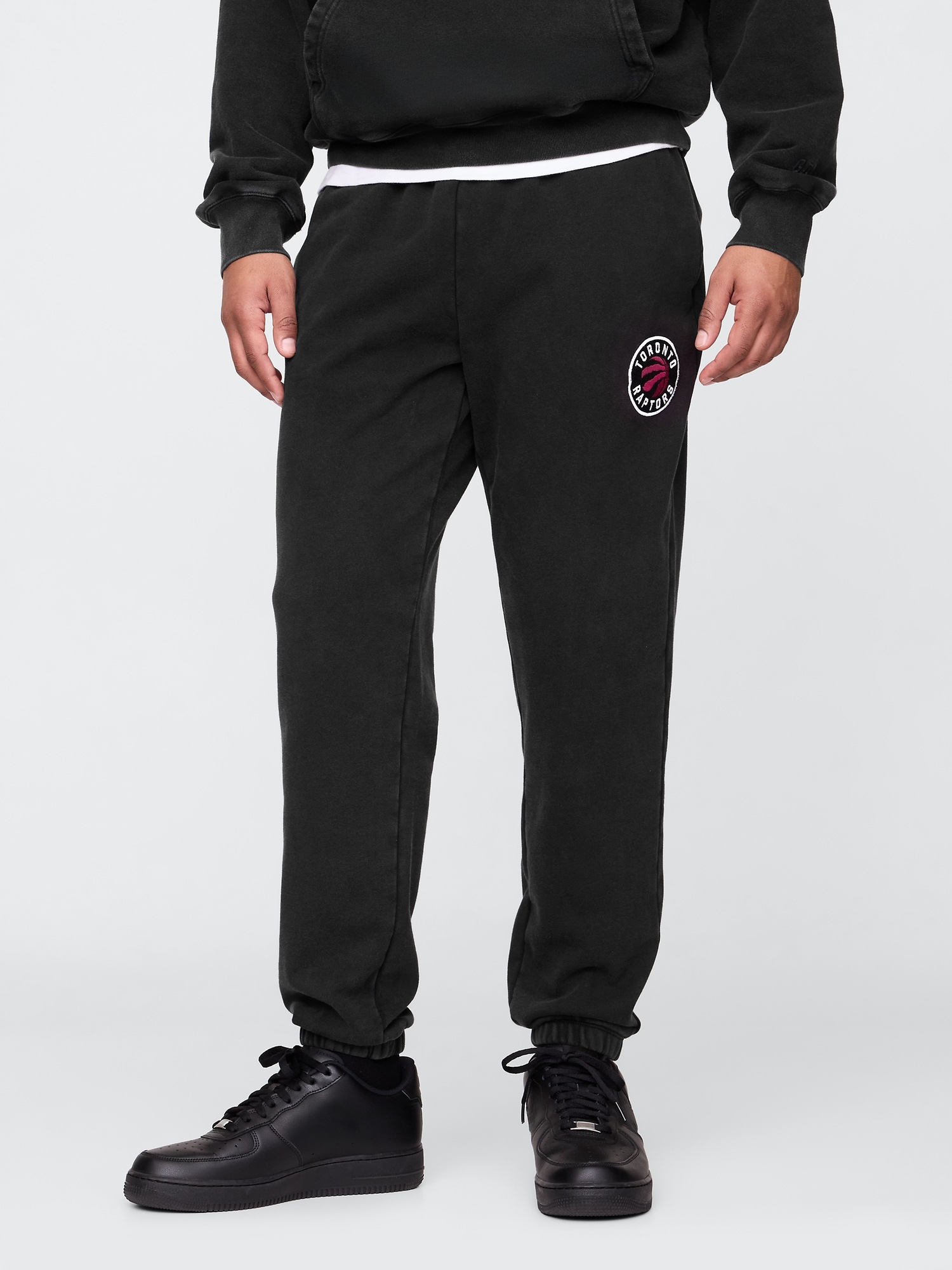 Мужские брюки Gap NBA New York Knicks Logo Heavyweight Joggers — фото 2
