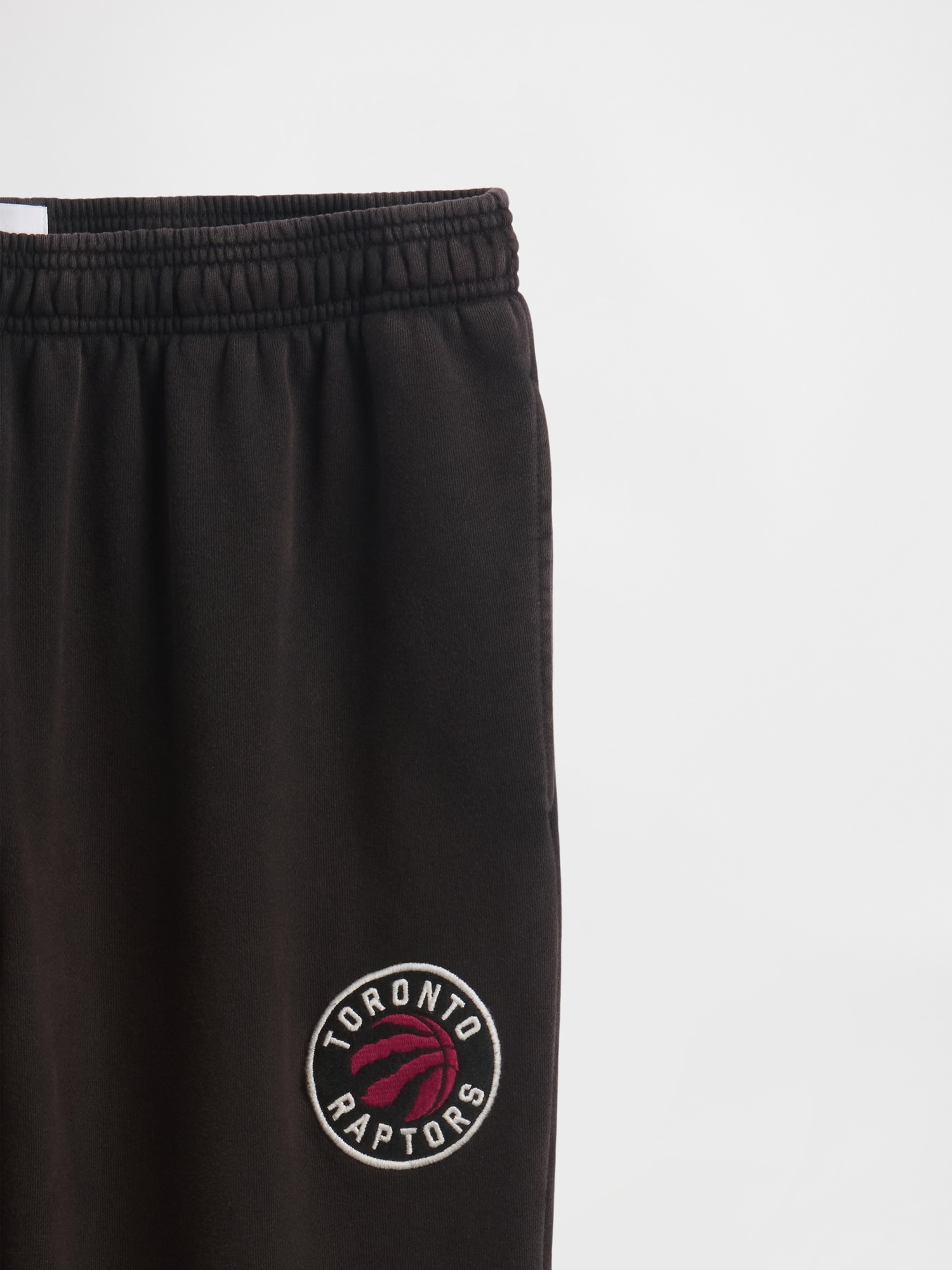 Мужские брюки Gap NBA New York Knicks Logo Heavyweight Joggers — фото 5