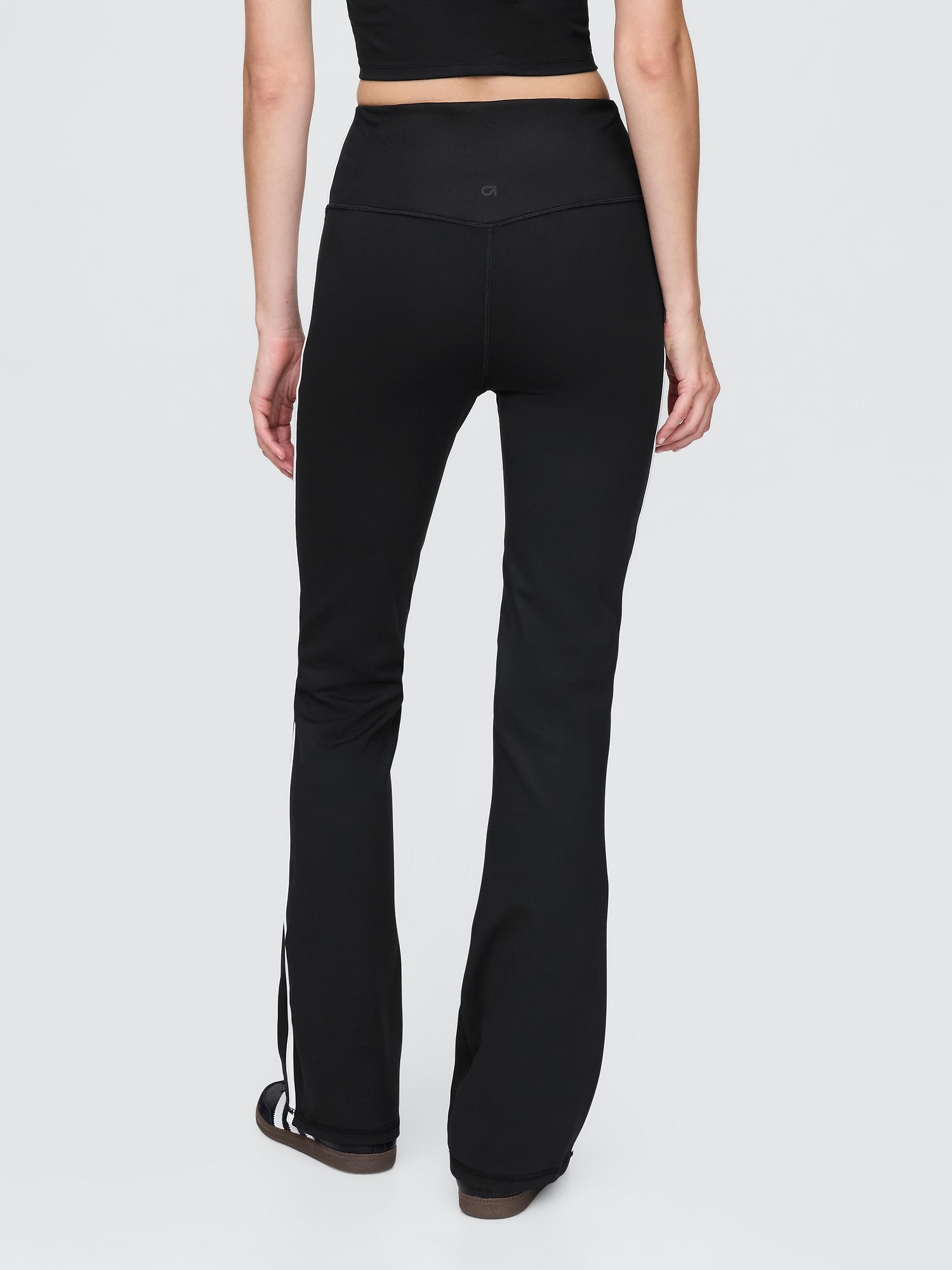 Женские леггинсы Gap GapFit Sky High Rise Power Flare, цвет: Чёрный полосатый — фото 3