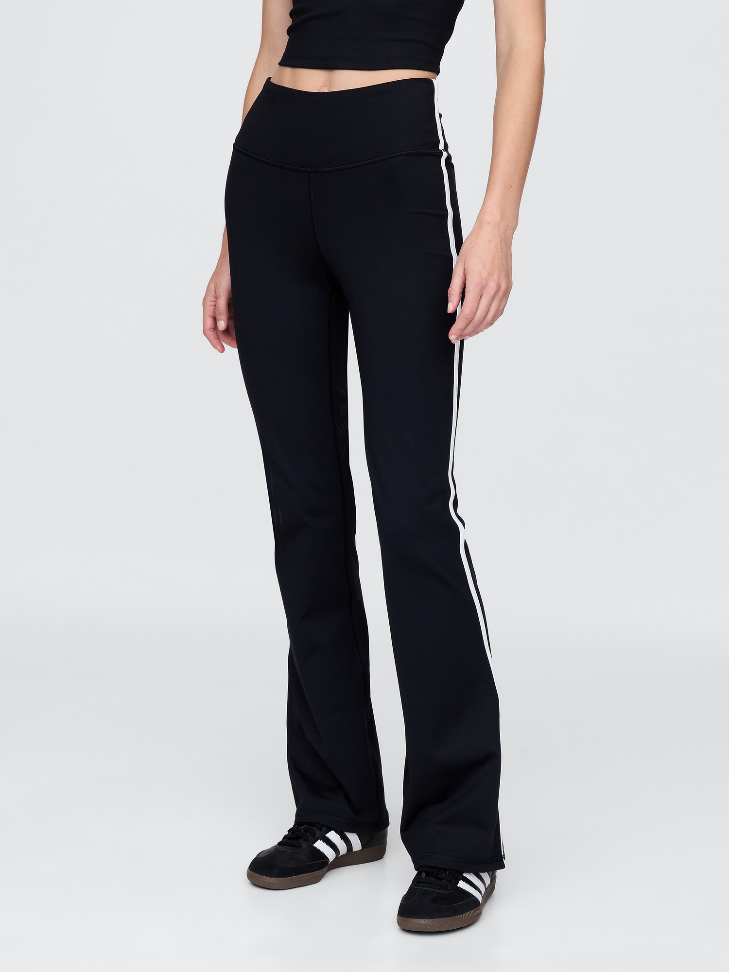 Женские леггинсы Gap GapFit Sky High Rise Power Flare, цвет: Чёрный полосатый — фото 2