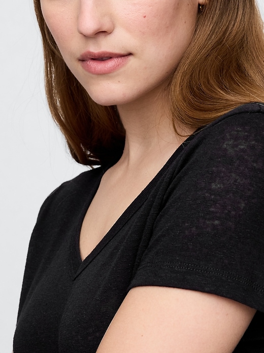 Image number 4 showing, Linen-Blend Cropped V-Neck T-Shirt