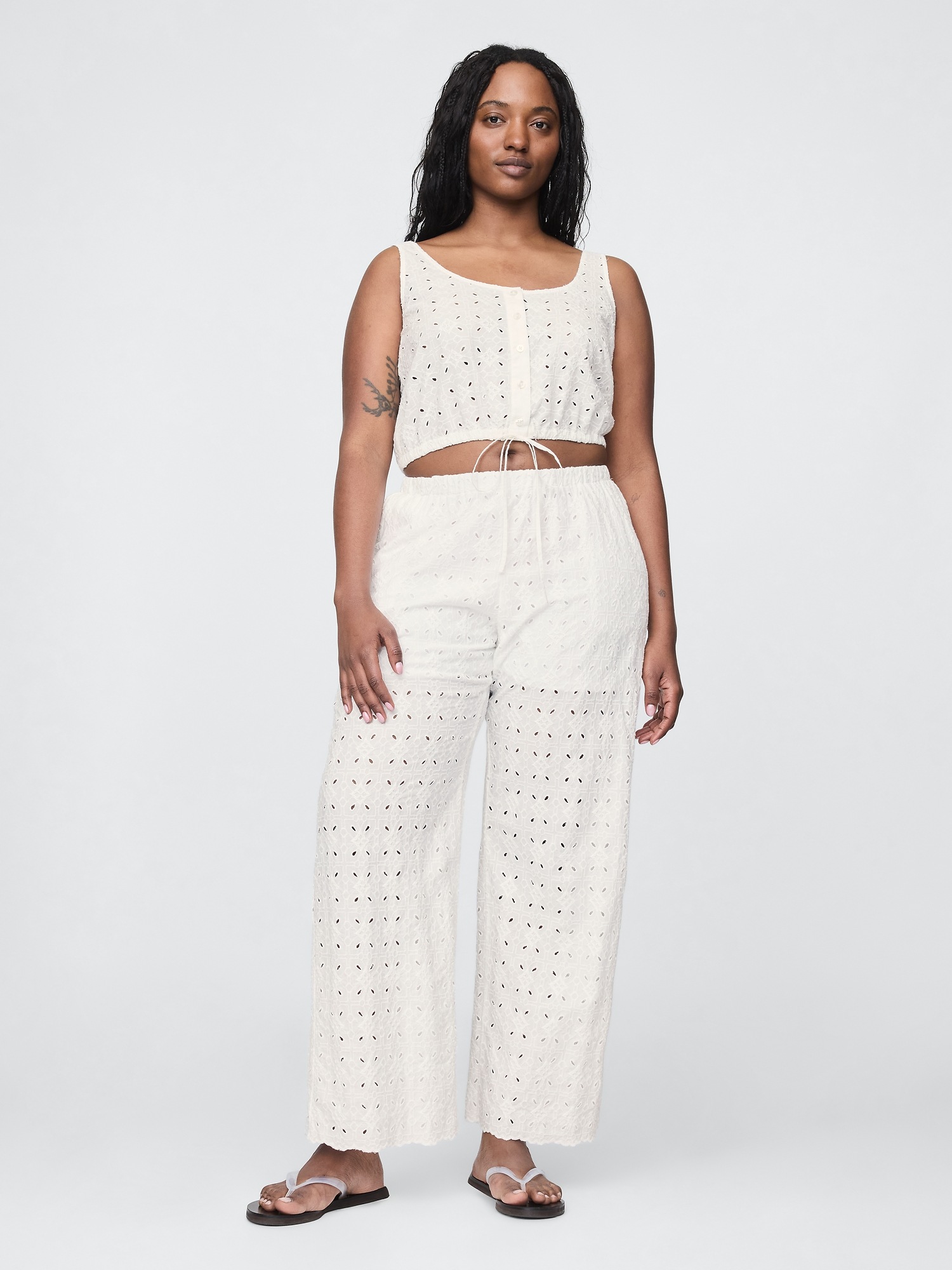 Женские брюки Gap Mid Rise Eyelet Easy Wide-Leg, цвет: Молочный белый — фото 5