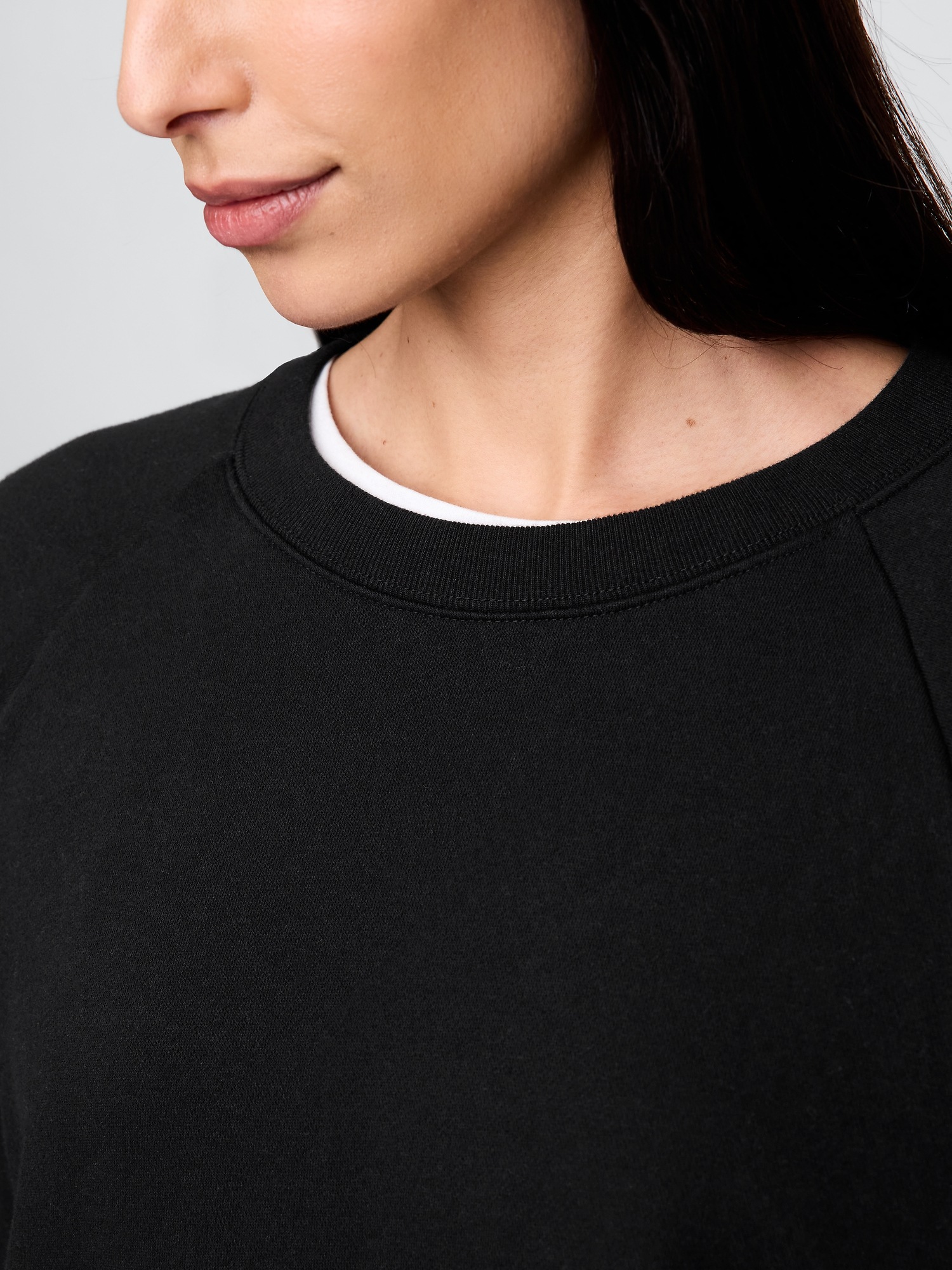 Женский свитшот Gap VintageSoft Raglan, цвет: Чёрный — фото 4