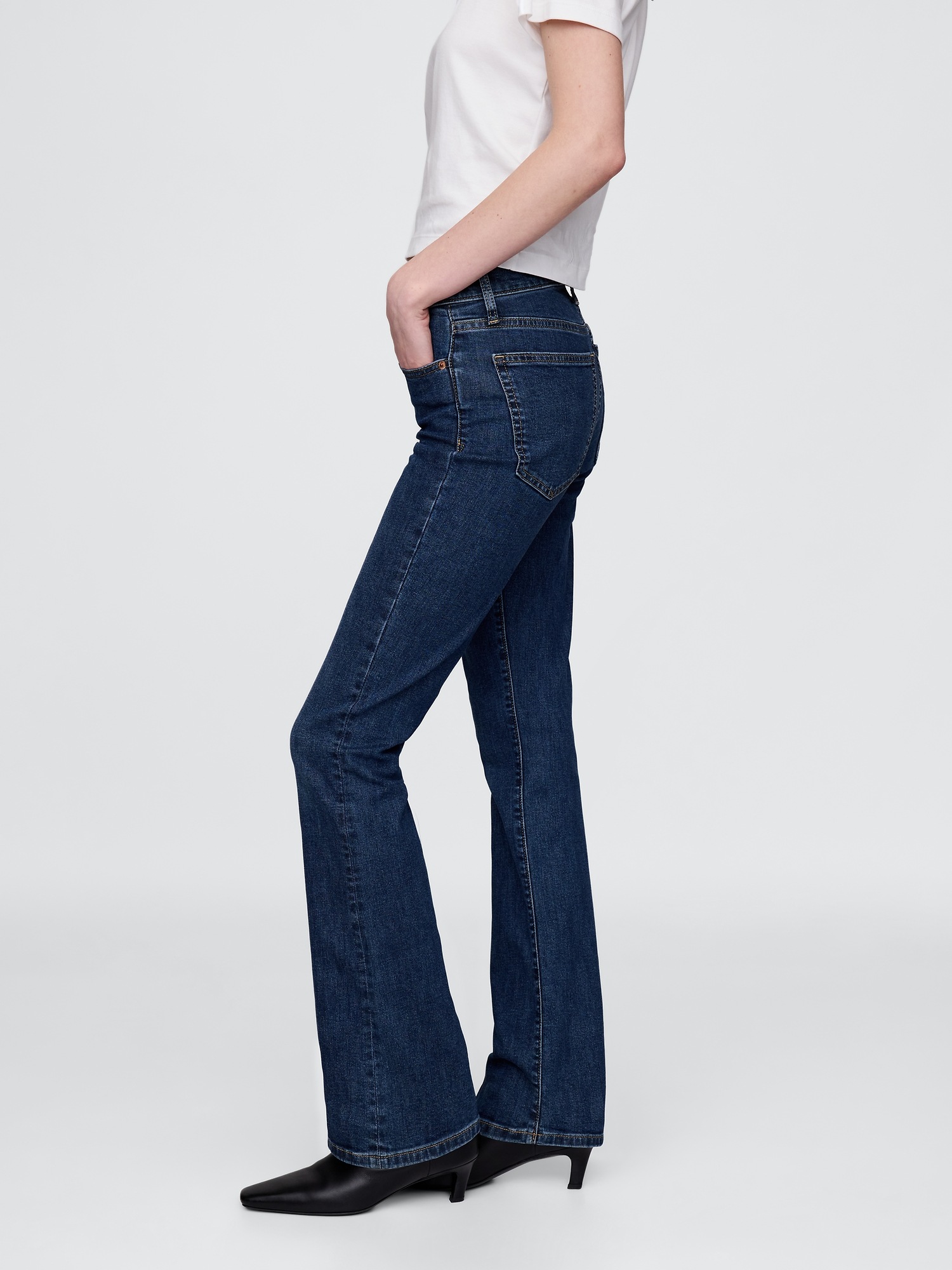 Женские джинсы Gap Mid Rise Baby Boot Jeans — фото 3