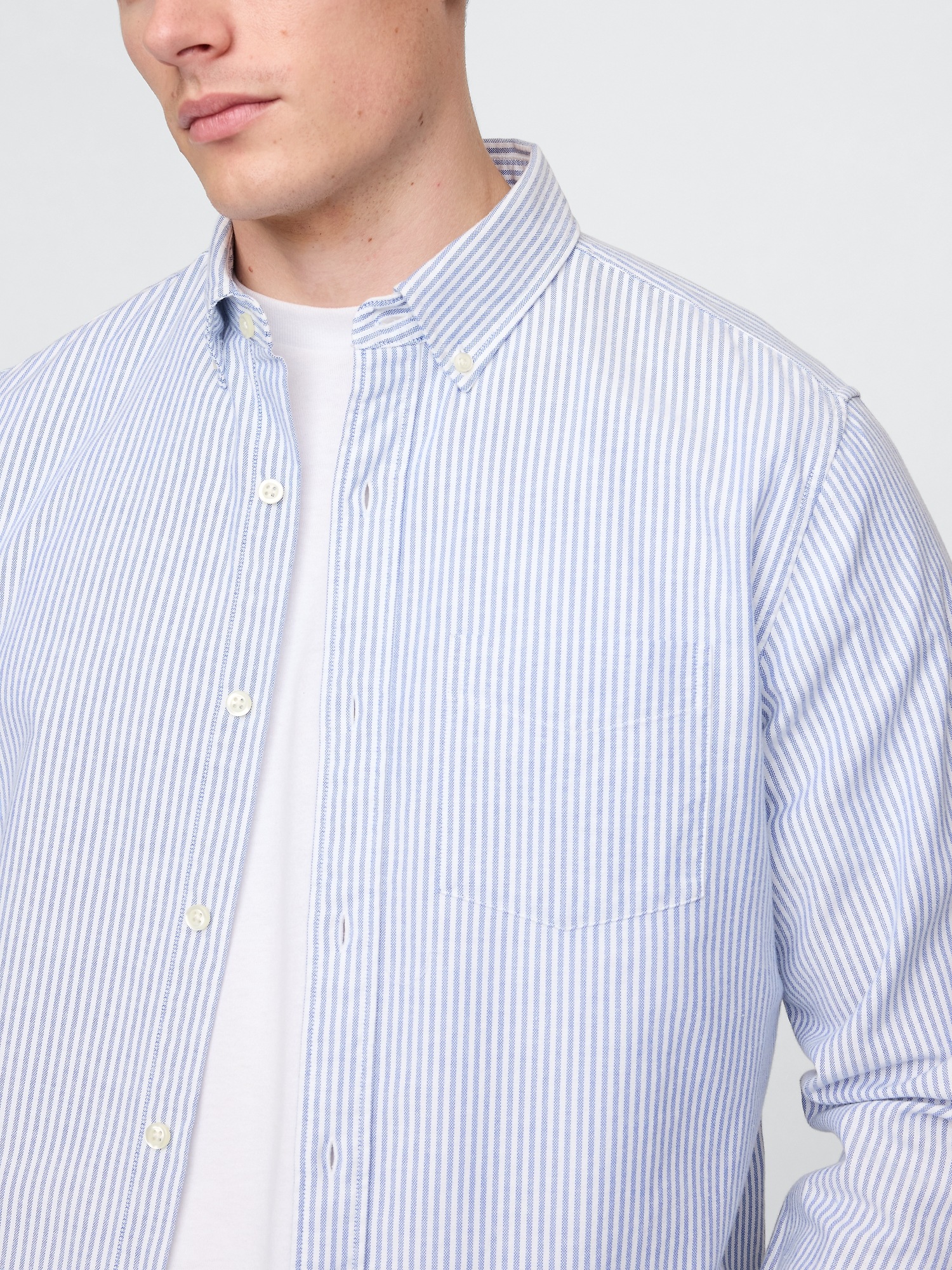 Мужская рубашка Gap Oxford Shirt in Classic Fit, цвет: Синий полосатый — фото 4