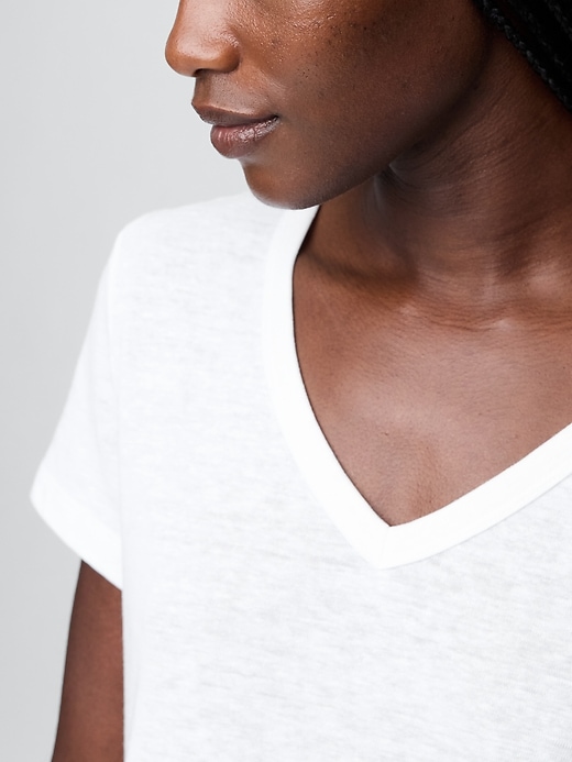 Image number 4 showing, Linen-Blend Cropped V-Neck T-Shirt