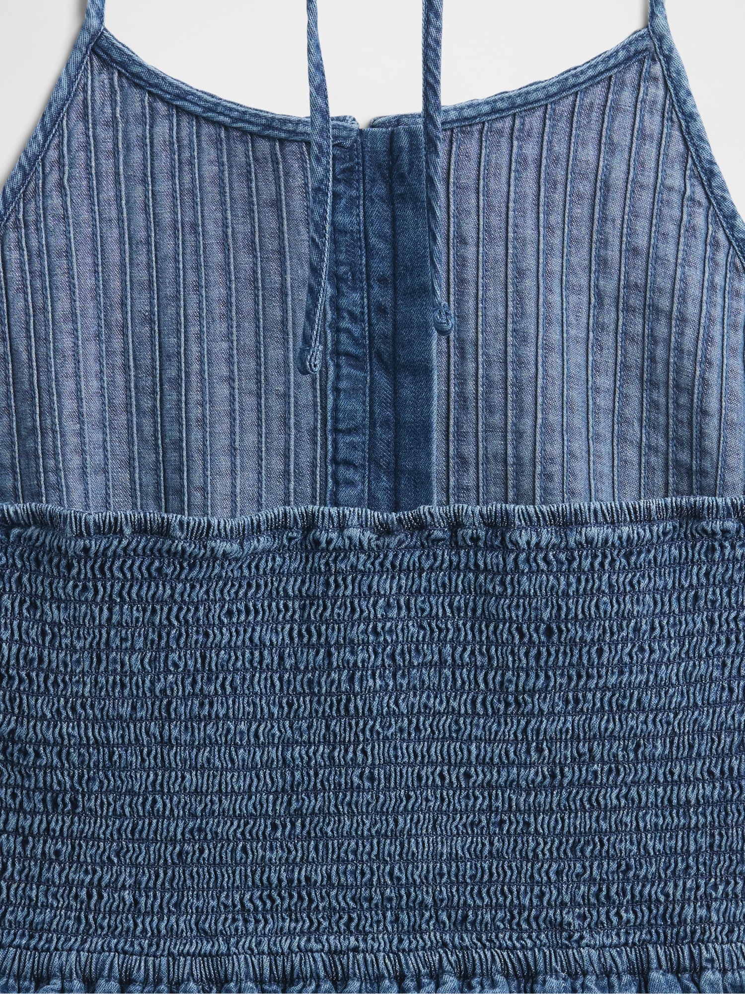 Женское платье Gap Denim Pintuck Halter Mini, цвет: Средняя варка — фото 4