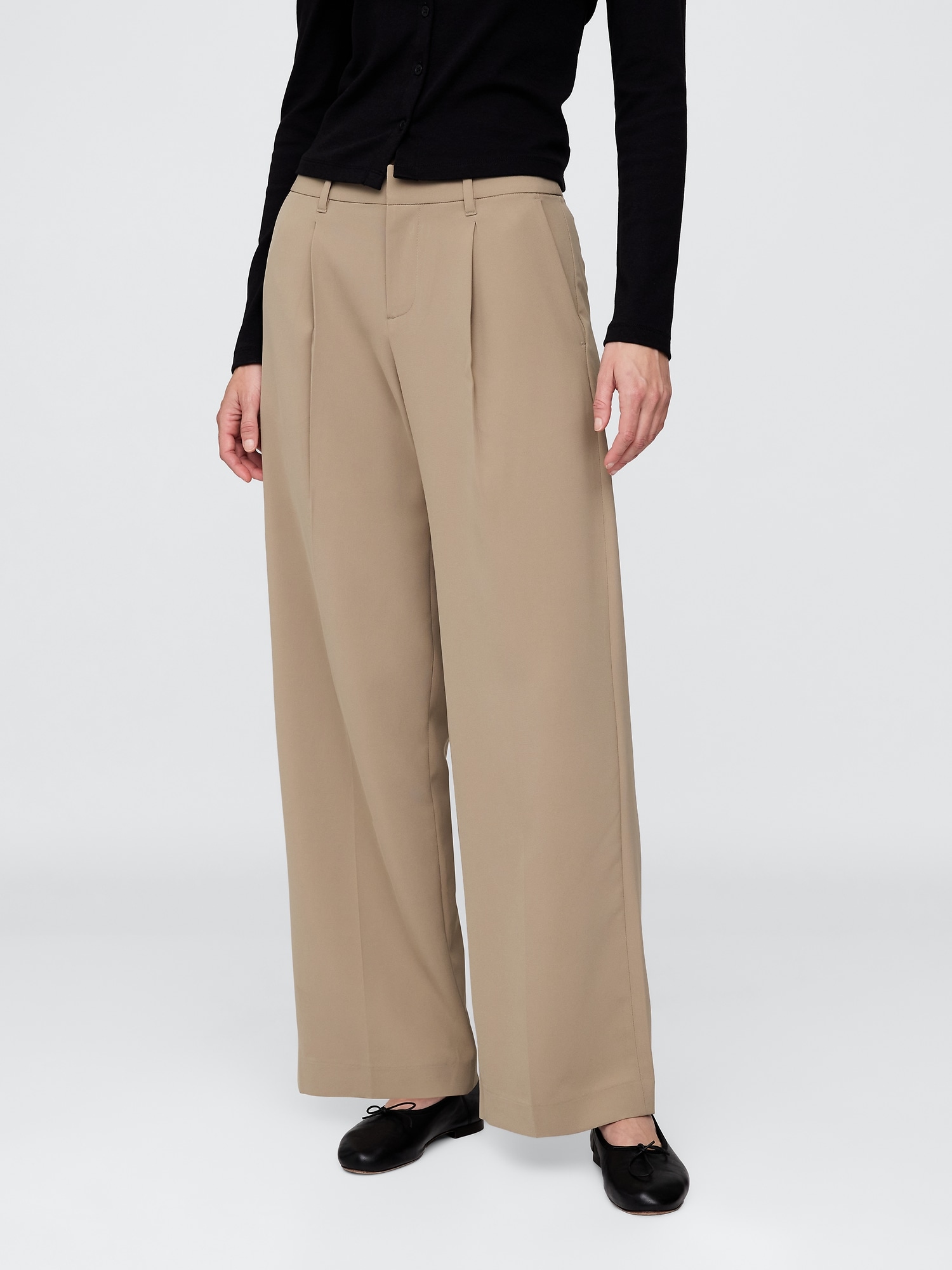 Женские брюки Gap 365 Low Rise Brushed Twill Pleated Trousers, цвет: Бежевый — фото 2