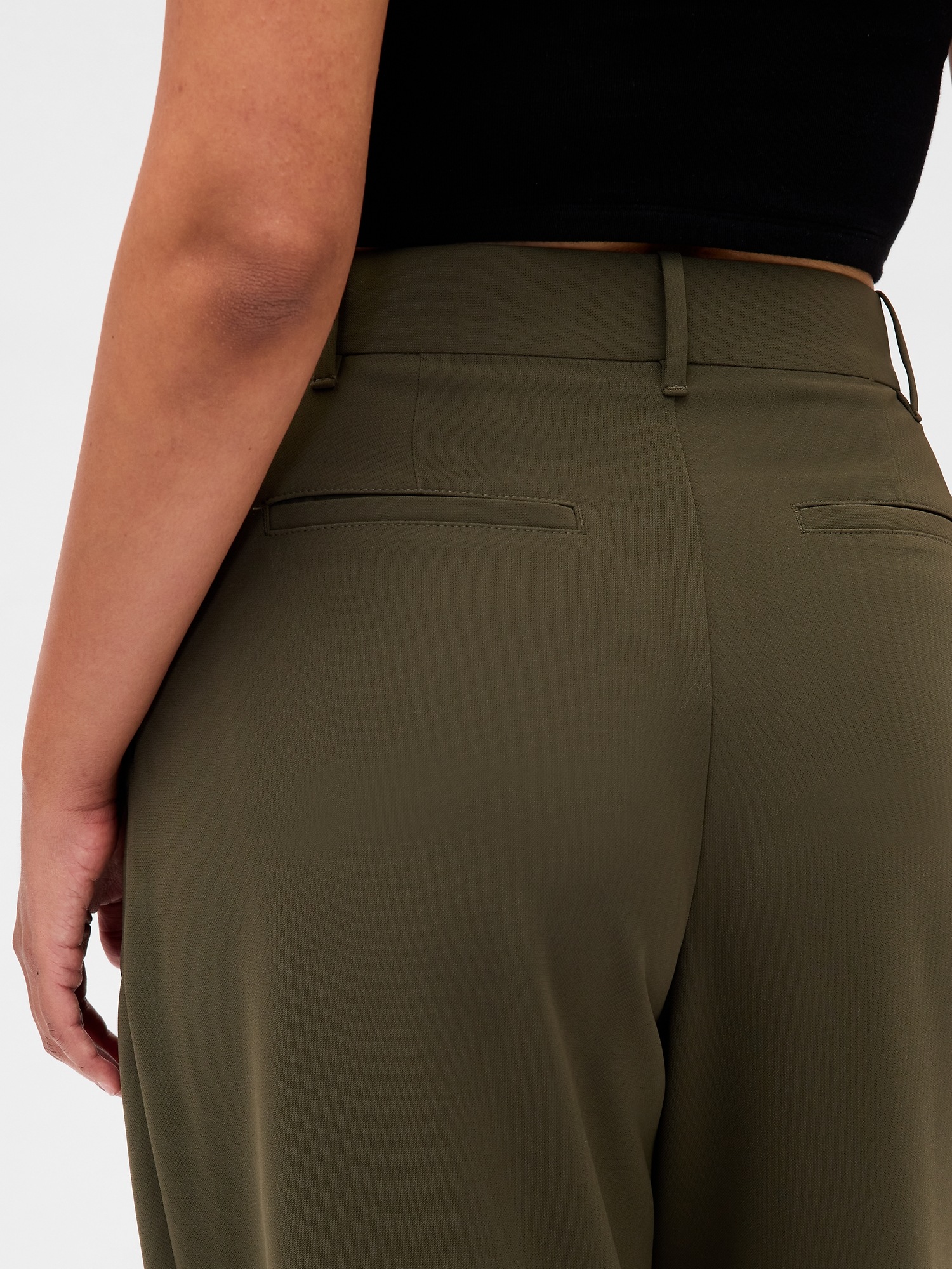 Женские брюки Gap Curvy 365 High Rise Pleated Trousers, цвет: Чёрный мох зелёный — фото 6