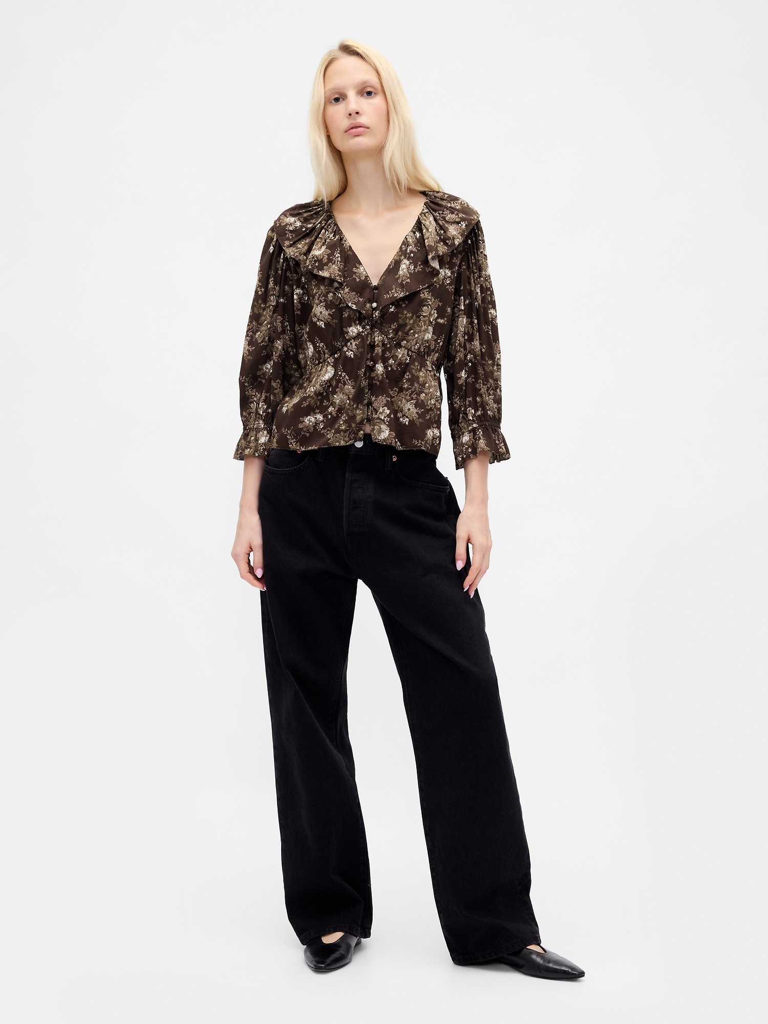 Женский топ Gap Ruffle Collar V-Neck Top, цвет: Коричневый с принтом — фото 2